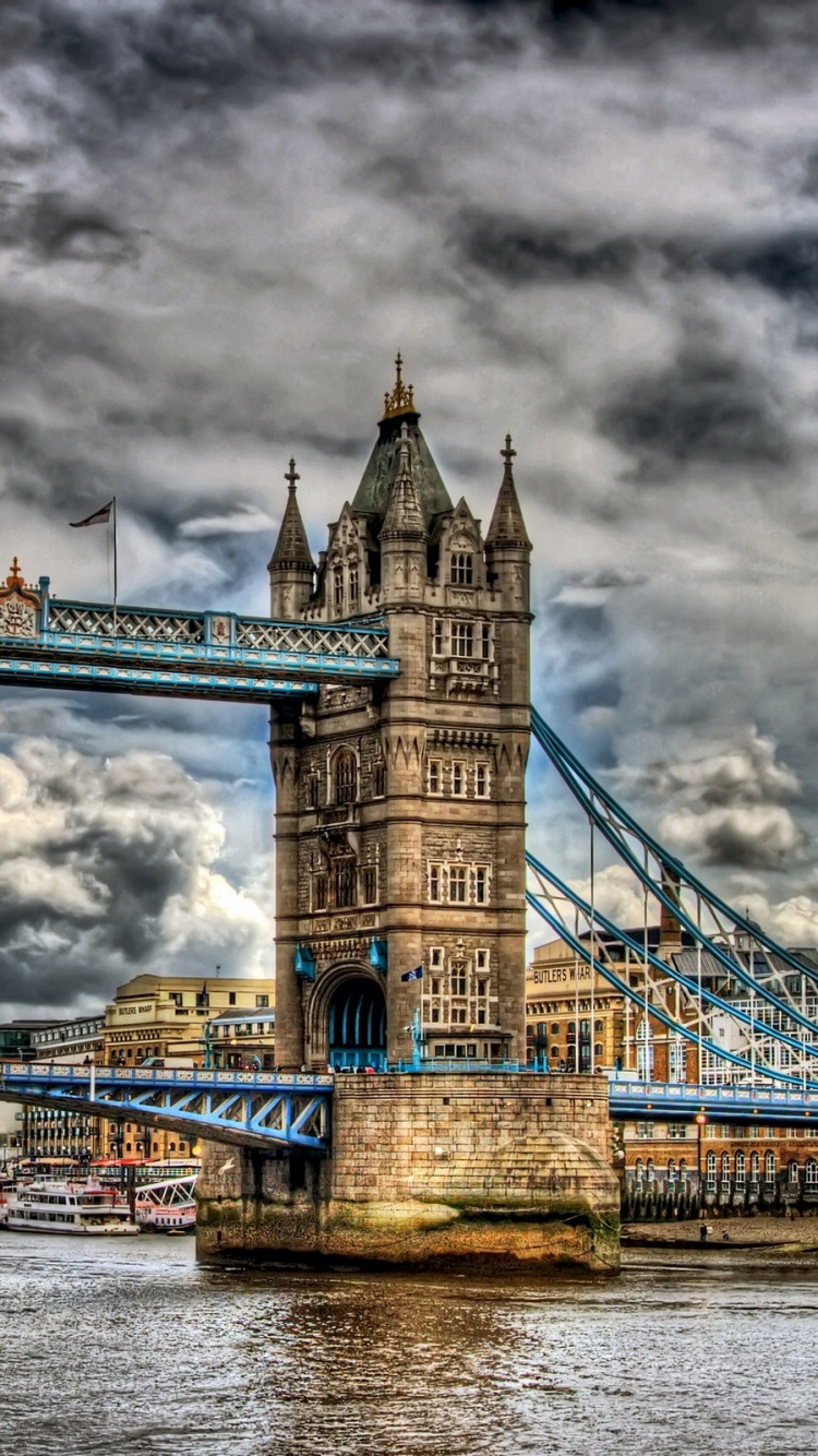 Puente Gris Bajo Nubes Grises. Wallpaper in 750x1334 Resolution