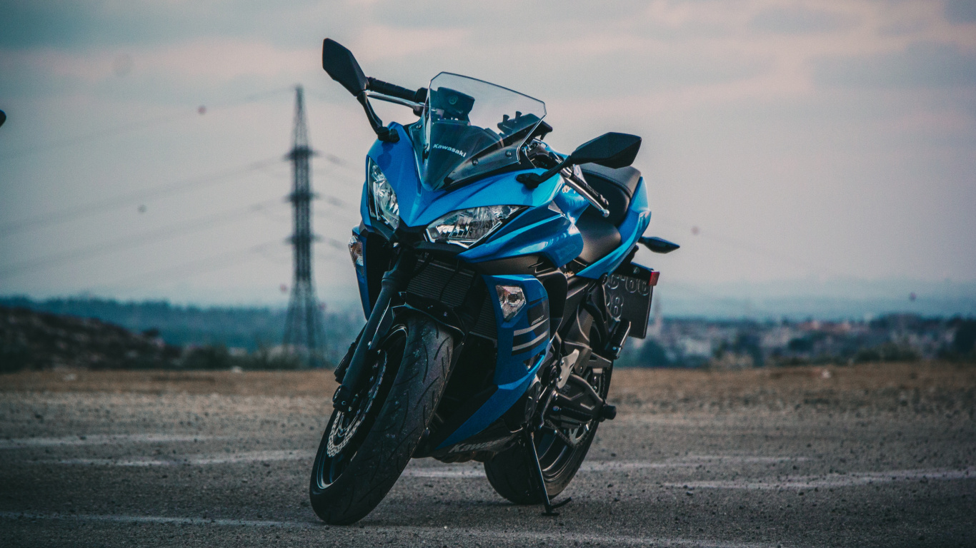 Vélo de Sport Noir et Bleu Sur Route Pendant la Journée. Wallpaper in 1366x768 Resolution