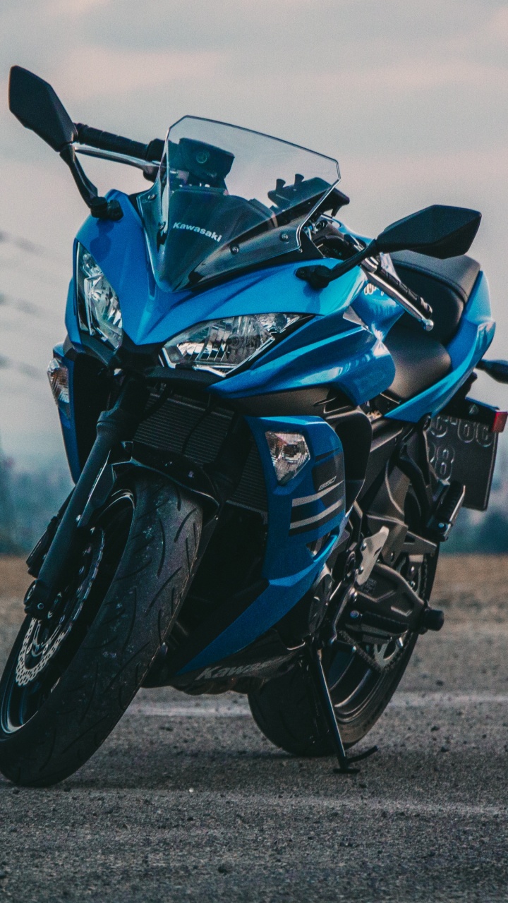 Vélo de Sport Noir et Bleu Sur Route Pendant la Journée. Wallpaper in 720x1280 Resolution