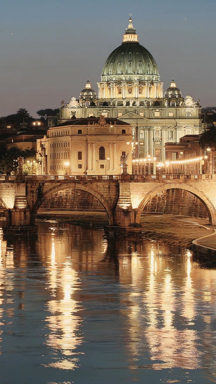 Bâtiment en Béton Blanc Près D'un Plan D'eau Pendant la Nuit. Wallpaper in 720x1280 Resolution