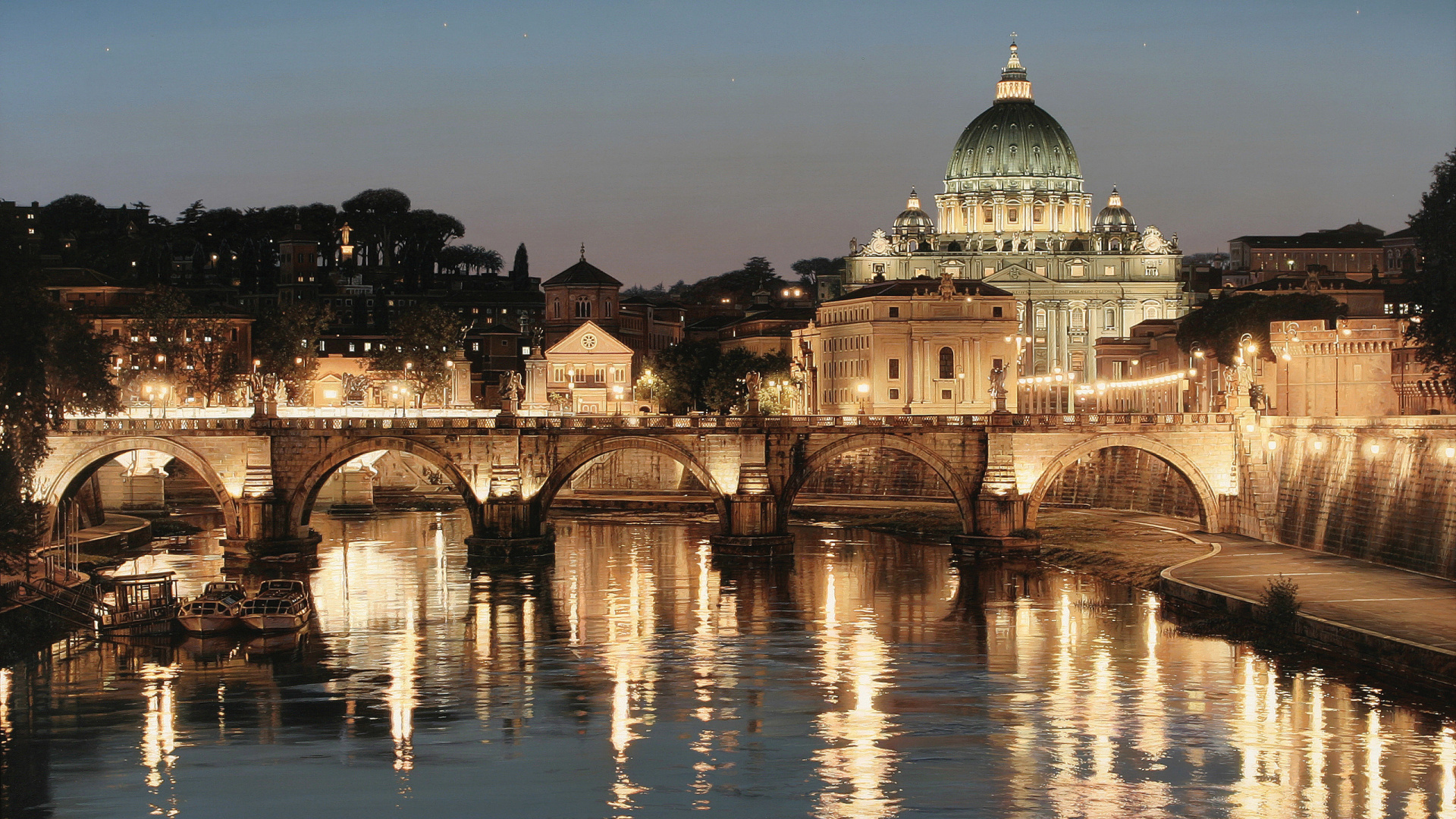 Weißes Betongebäude in Der Nähe Von Gewässern Während Der Nacht. Wallpaper in 1920x1080 Resolution