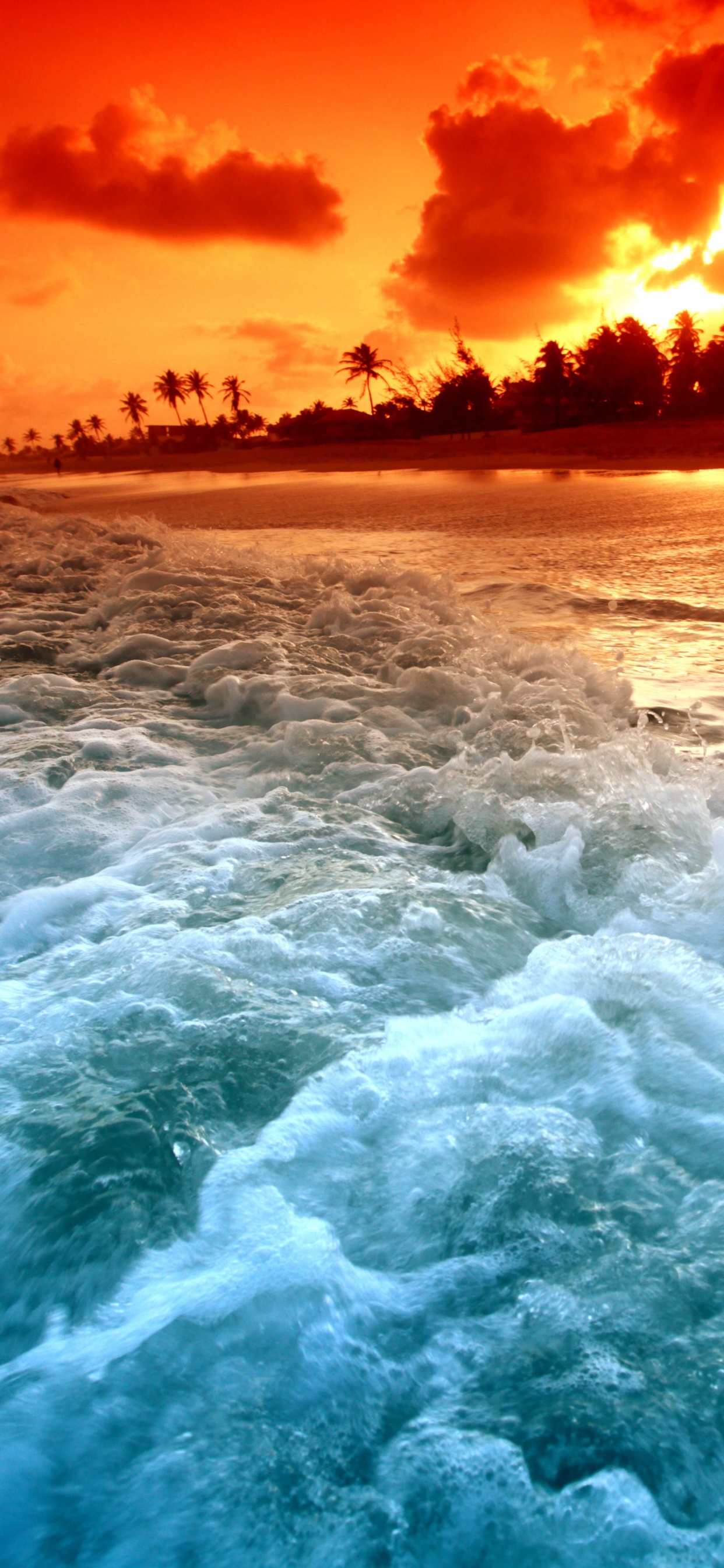 Les Vagues de L'océan S'écrasent Sur le Rivage au Coucher du Soleil. Wallpaper in 1242x2688 Resolution