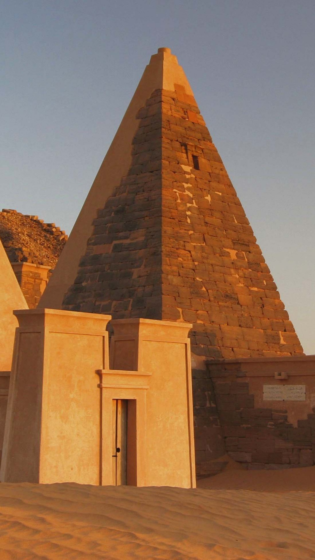 Braunes Betongebäude Unter Blauem Himmel Tagsüber. Wallpaper in 1080x1920 Resolution