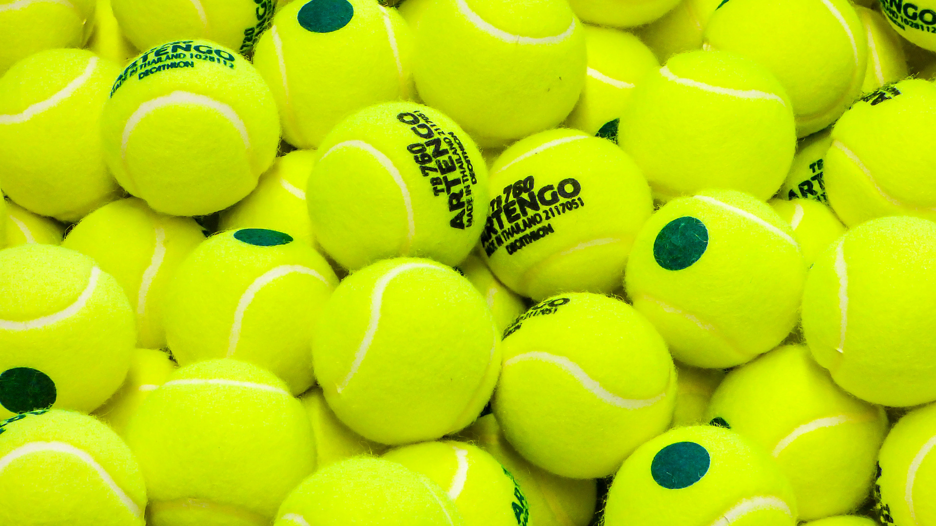 Balle de Tennis Verte Sur Textile Noir. Wallpaper in 1920x1080 Resolution