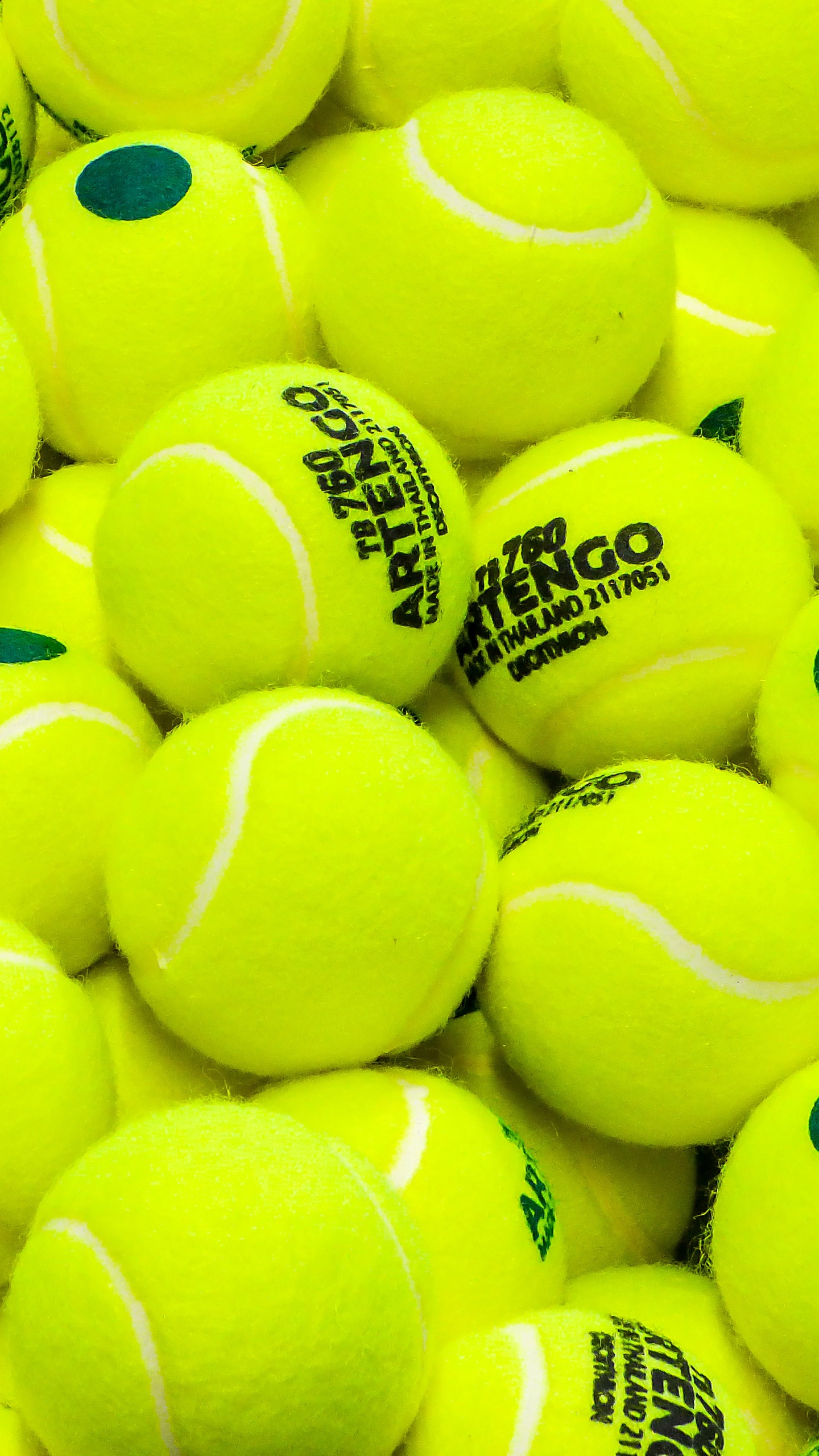 Pelota de Tenis Verde Sobre Textil Negro. Wallpaper in 1440x2560 Resolution