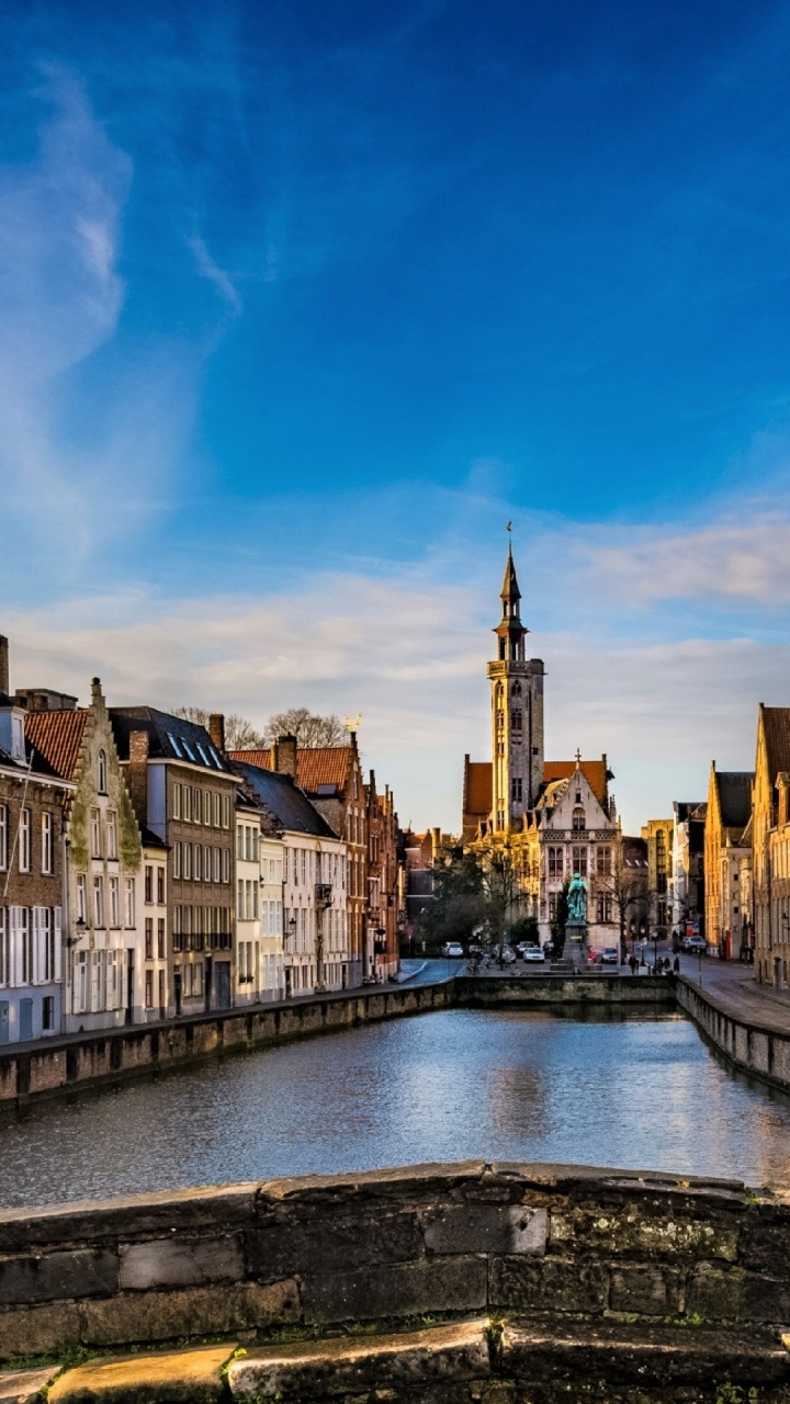 Bâtiments en Béton Marron et Blanc à Côté de la Rivière Sous un Ciel Bleu Pendant la Journée. Wallpaper in 720x1280 Resolution