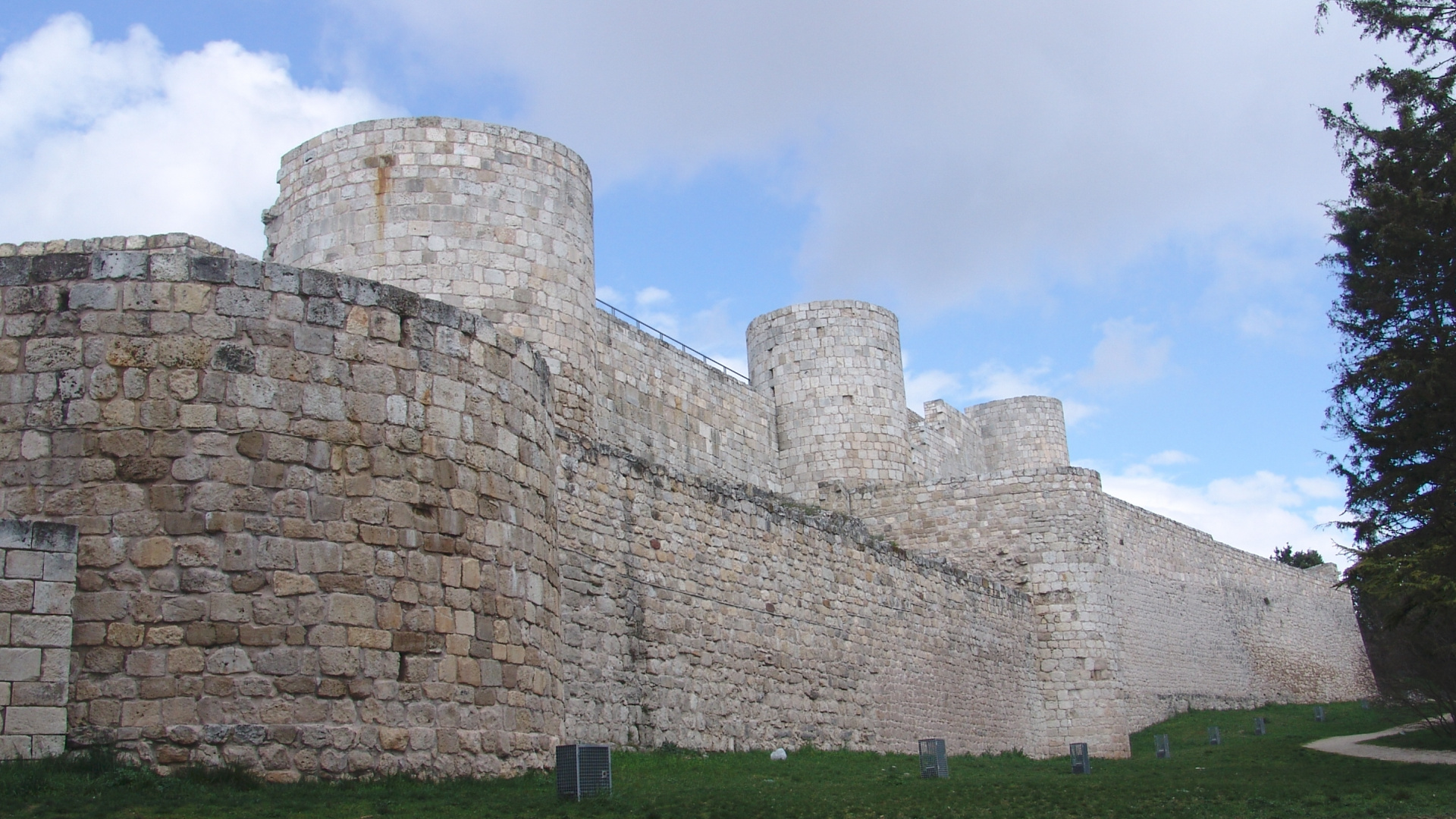Braunes Backsteingebäude Unter Blauem Himmel Tagsüber. Wallpaper in 1920x1080 Resolution