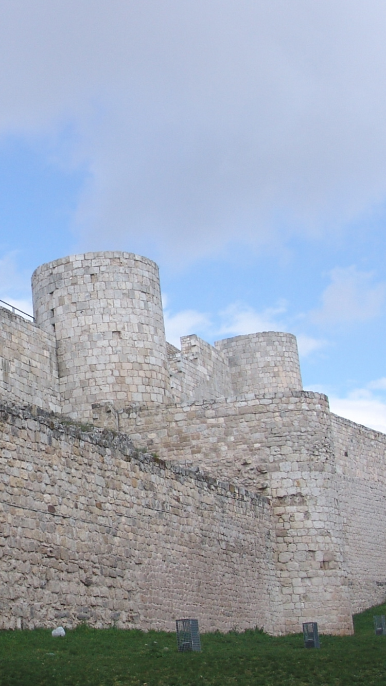 Braunes Backsteingebäude Unter Blauem Himmel Tagsüber. Wallpaper in 750x1334 Resolution
