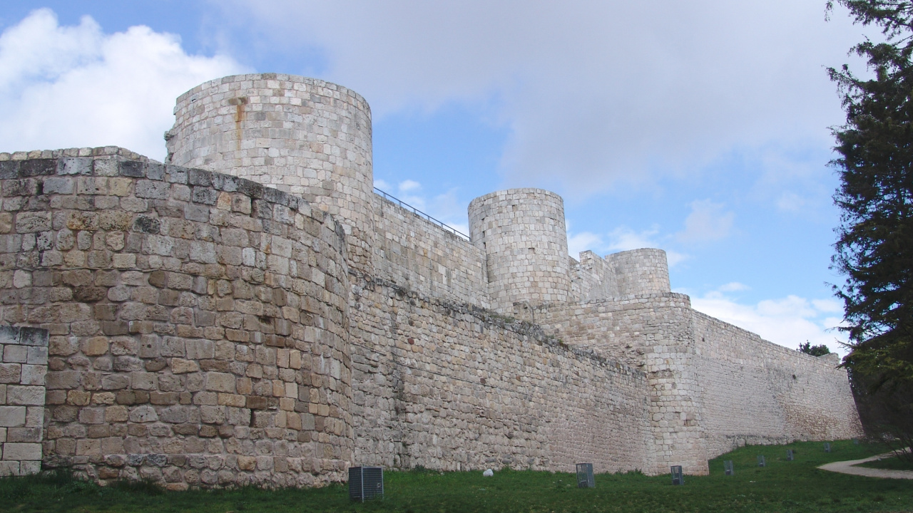 Bâtiment en Briques Brunes Sous Ciel Bleu Pendant la Journée. Wallpaper in 1280x720 Resolution