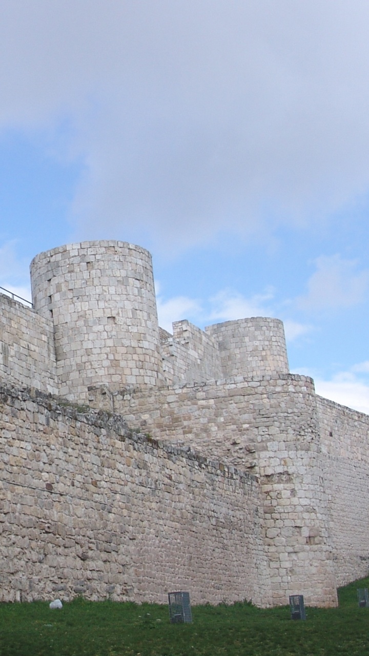 Bâtiment en Briques Brunes Sous Ciel Bleu Pendant la Journée. Wallpaper in 720x1280 Resolution