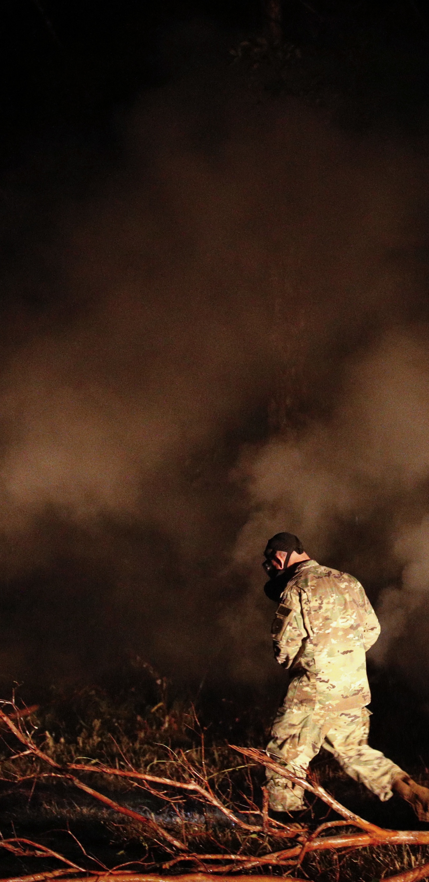 Homme en Veste Noire et Pantalon Assis Sur un Rocher Marron. Wallpaper in 1440x2960 Resolution