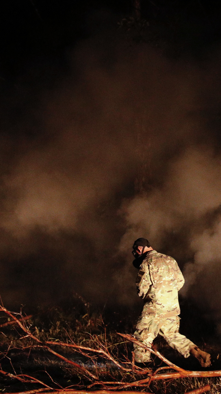 Homme en Veste Noire et Pantalon Assis Sur un Rocher Marron. Wallpaper in 750x1334 Resolution