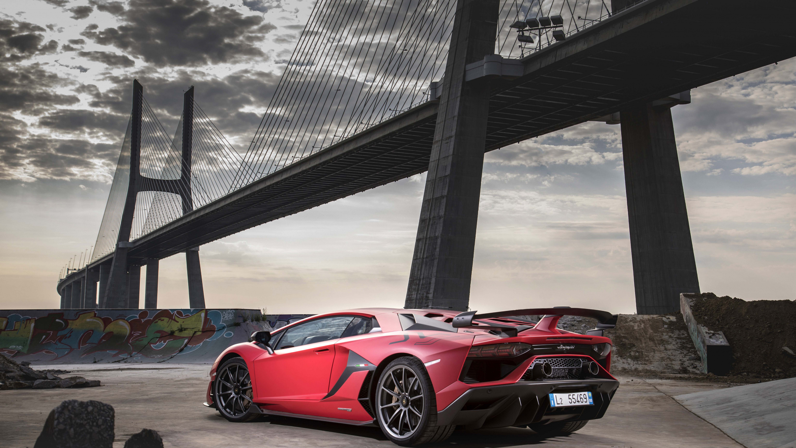 Roter Ferrari 458 Italia in Der Nähe Der Brücke Geparkt. Wallpaper in 2560x1440 Resolution