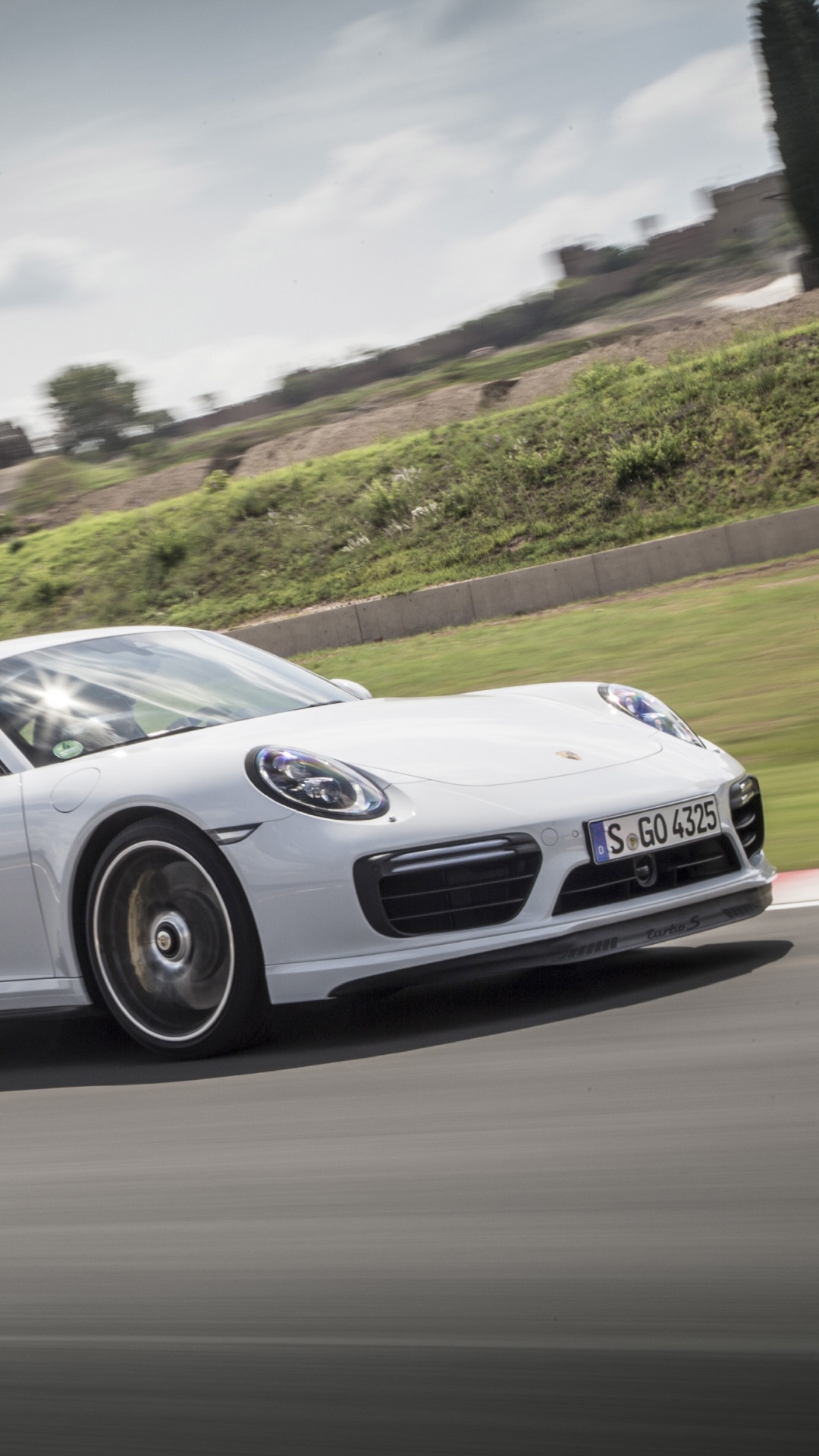 Weißer Porsche 911 Tagsüber Unterwegs. Wallpaper in 1080x1920 Resolution