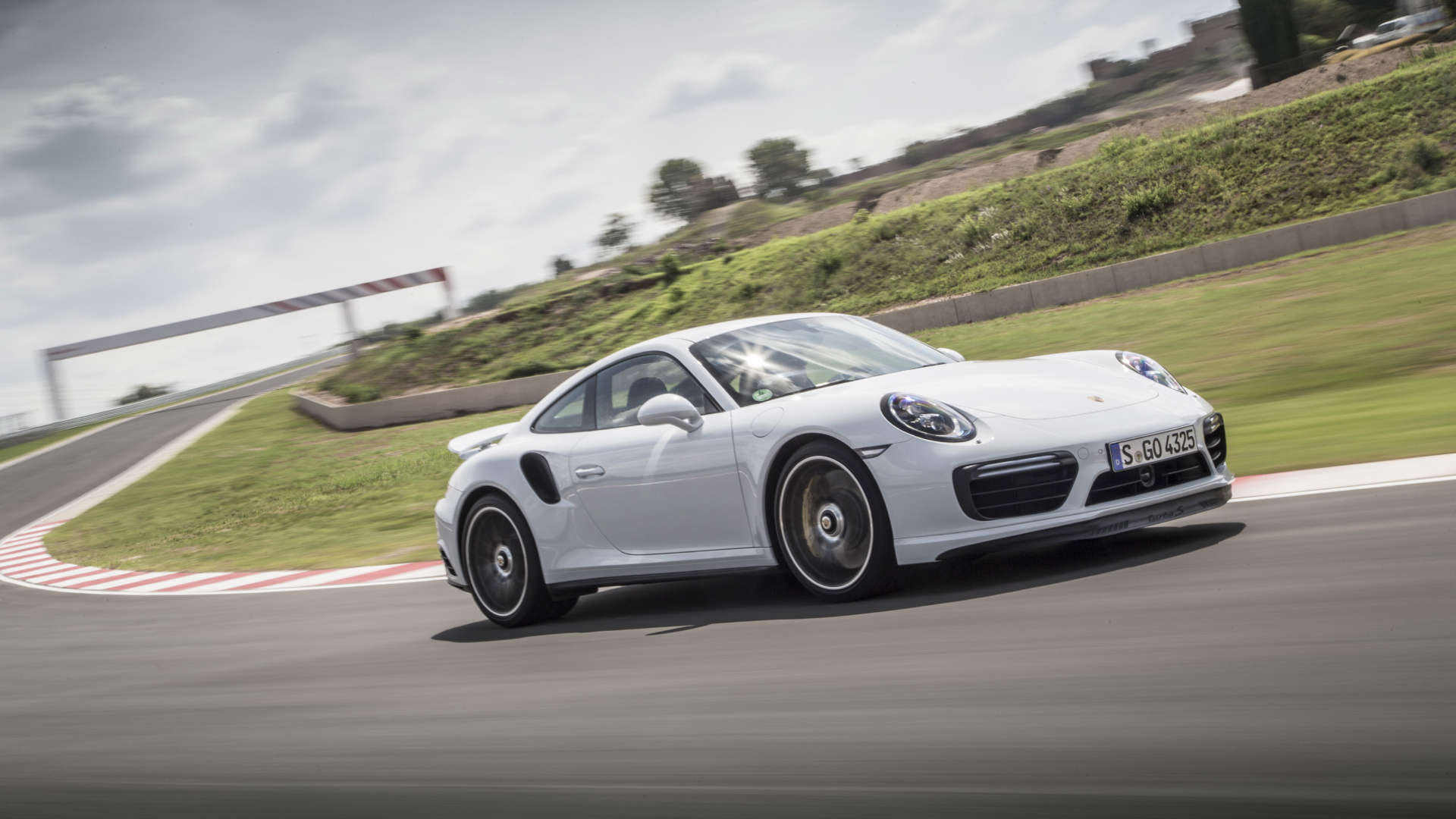 Weißer Porsche 911 Tagsüber Unterwegs. Wallpaper in 1920x1080 Resolution