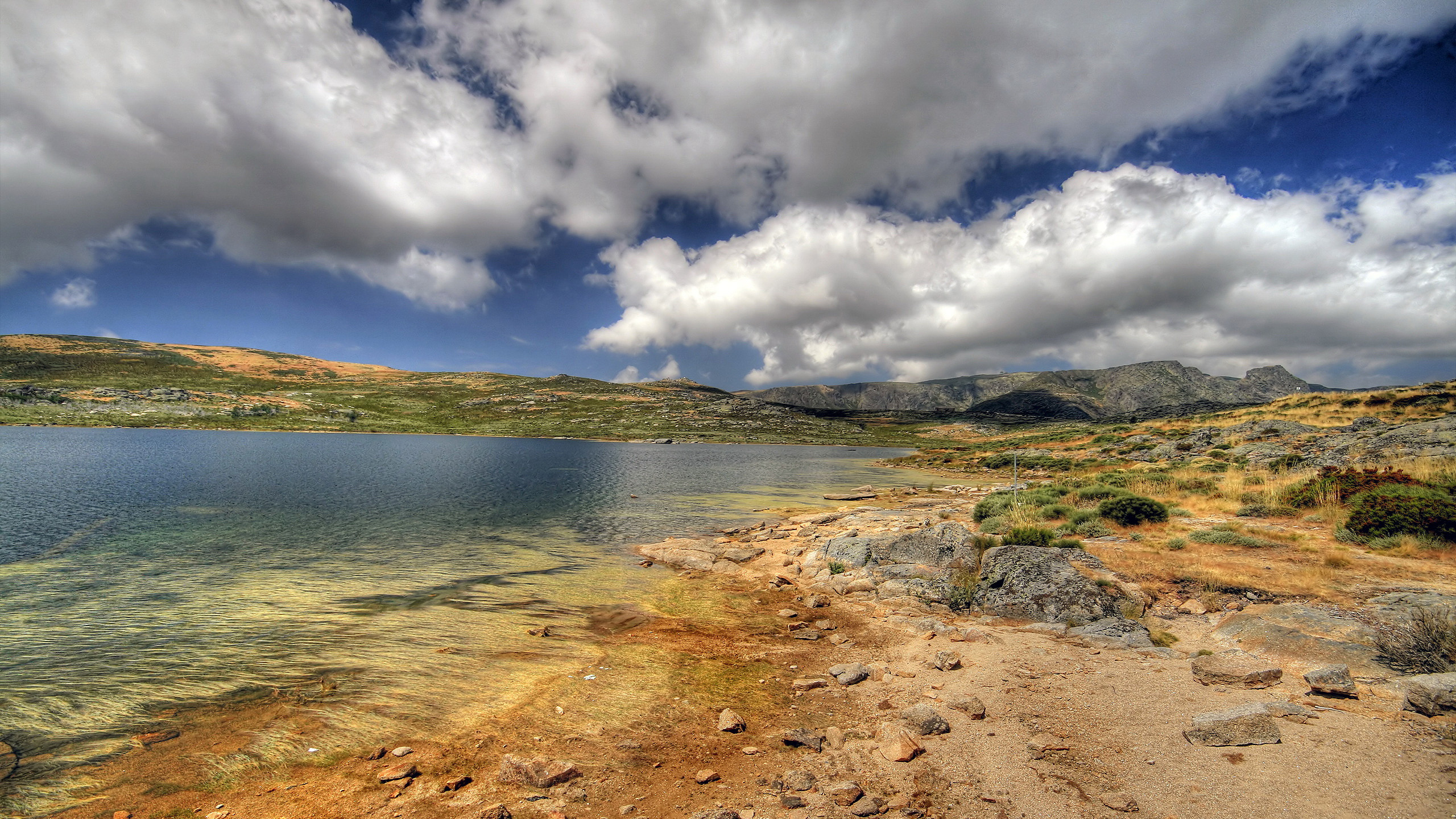 Plan D'eau Sous Ciel Nuageux Pendant la Journée. Wallpaper in 2560x1440 Resolution