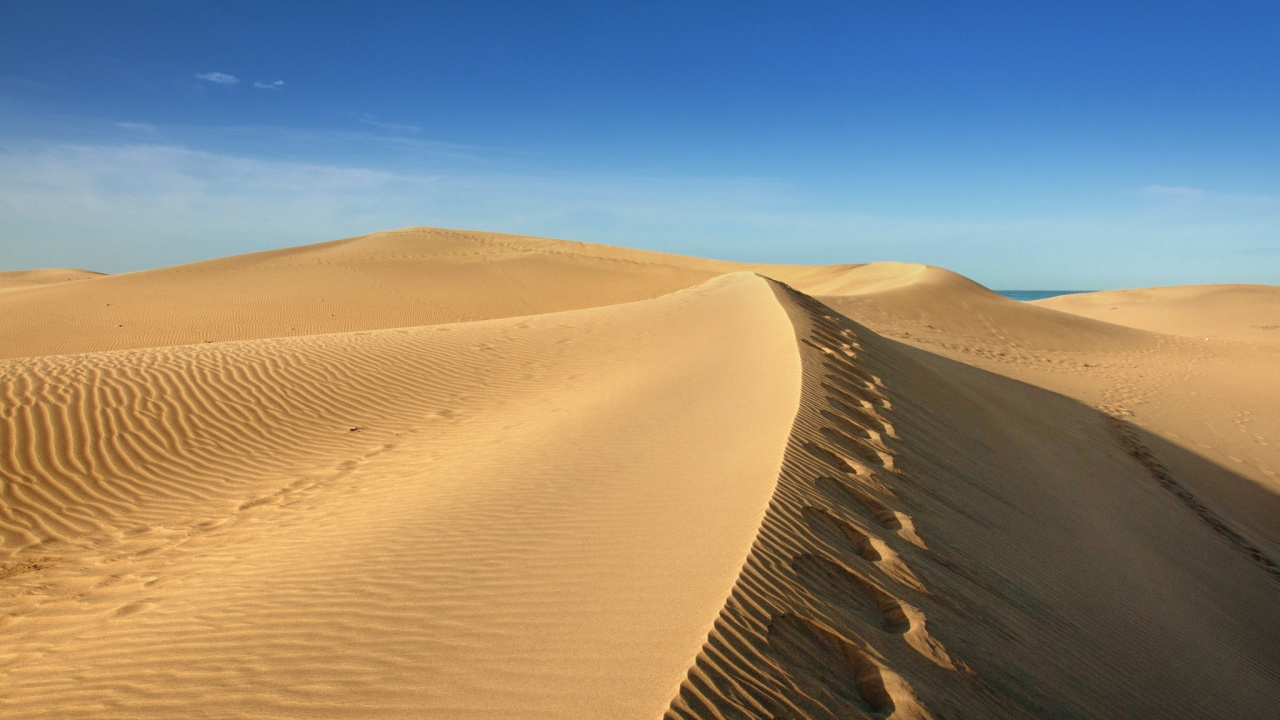 Brown Sand Under Blue Sky During Daytime. Wallpaper in 1280x720 Resolution