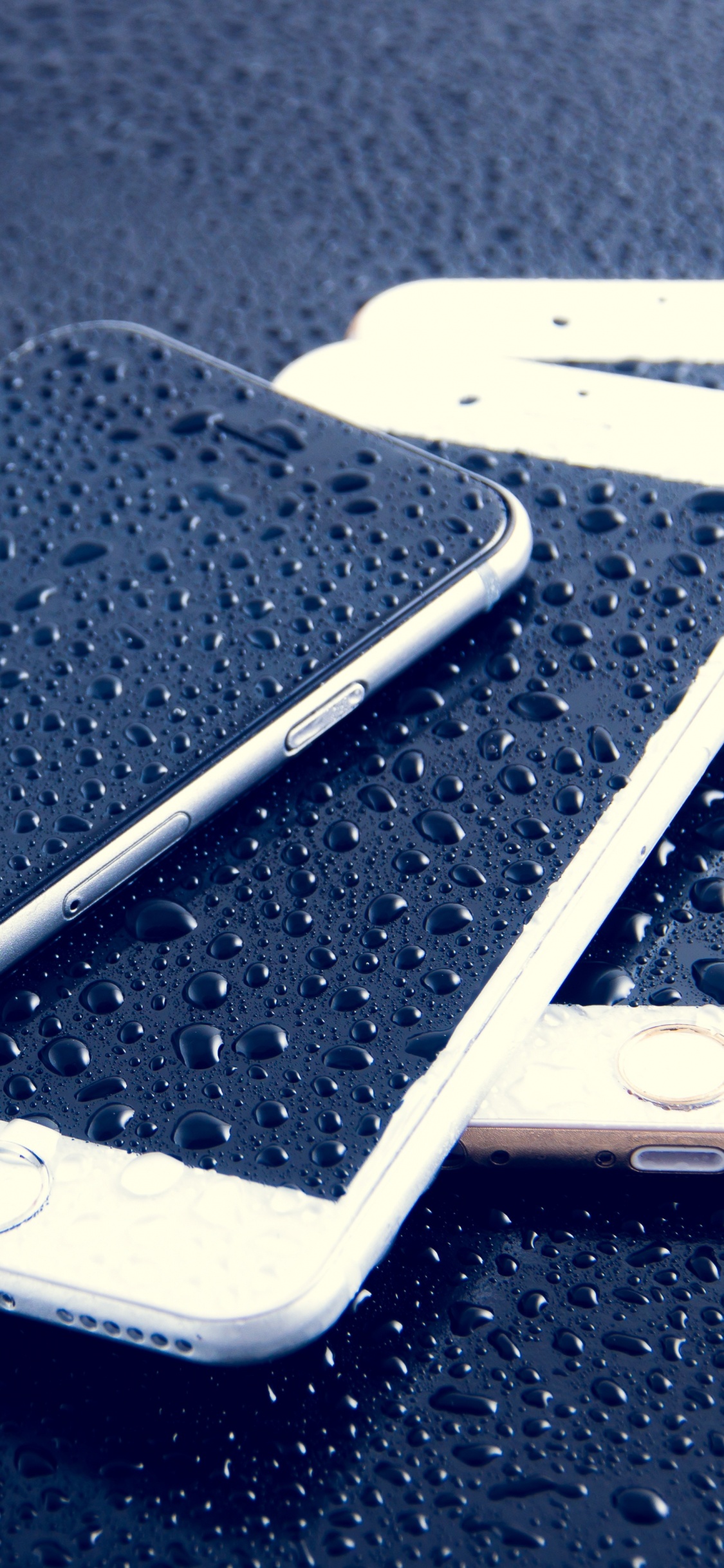 Silver Iphone 6 on Black Surface. Wallpaper in 1125x2436 Resolution