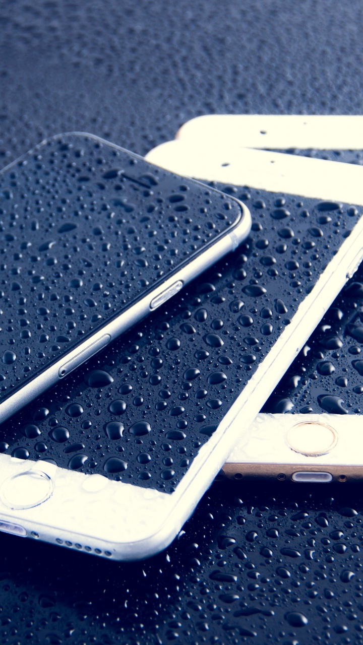 Silbernes IPhone 6 Auf Schwarzer Oberfläche. Wallpaper in 720x1280 Resolution