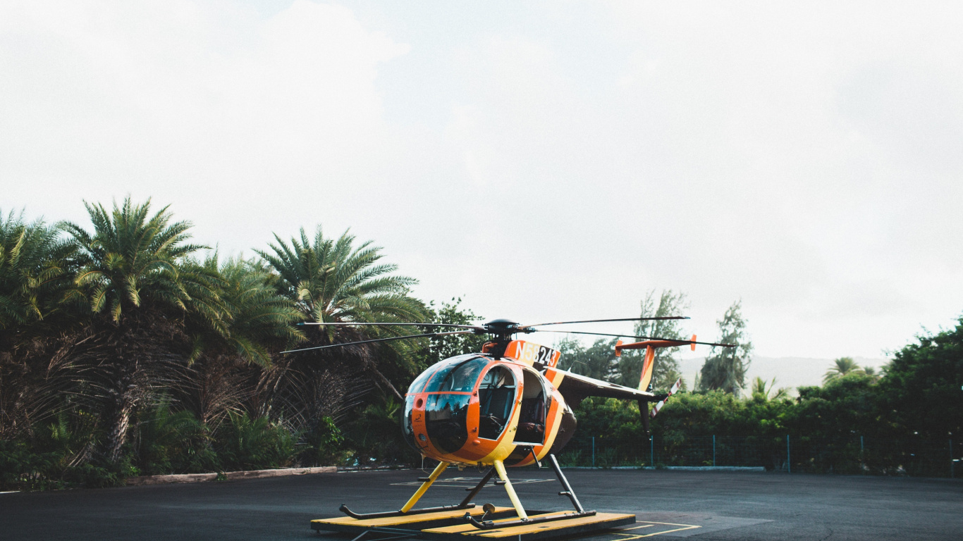 Hélicoptère Orange et Gris Dans Les Airs Pendant la Journée. Wallpaper in 1366x768 Resolution