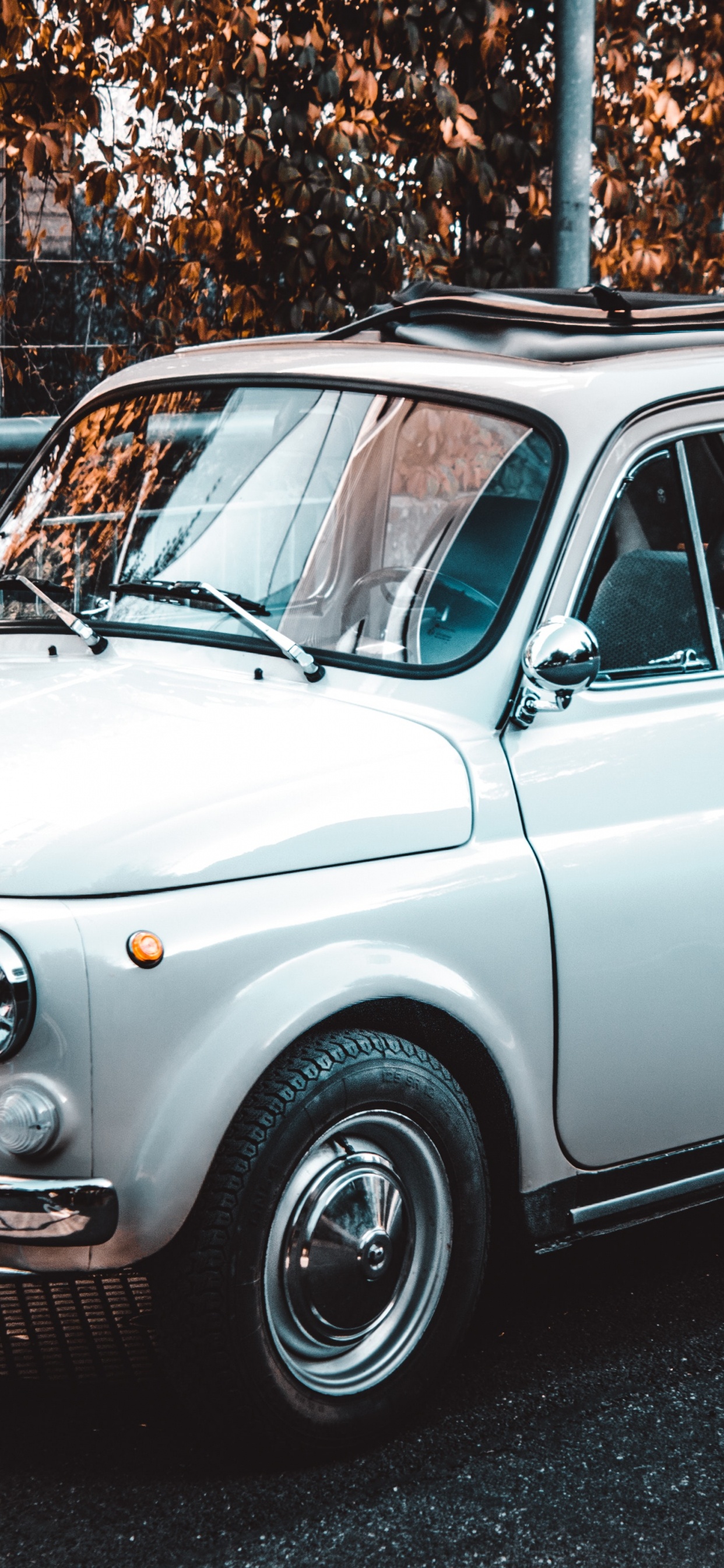 Voiture Classique Blanche Garée Sur le Bord de la Route. Wallpaper in 1242x2688 Resolution