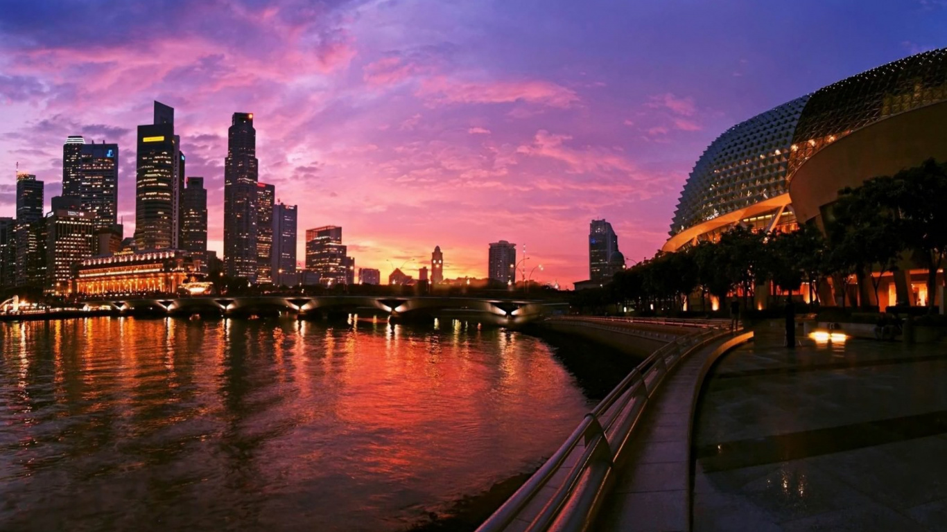 Horizon de la Ville Près D'un Plan D'eau Pendant la Nuit. Wallpaper in 1366x768 Resolution