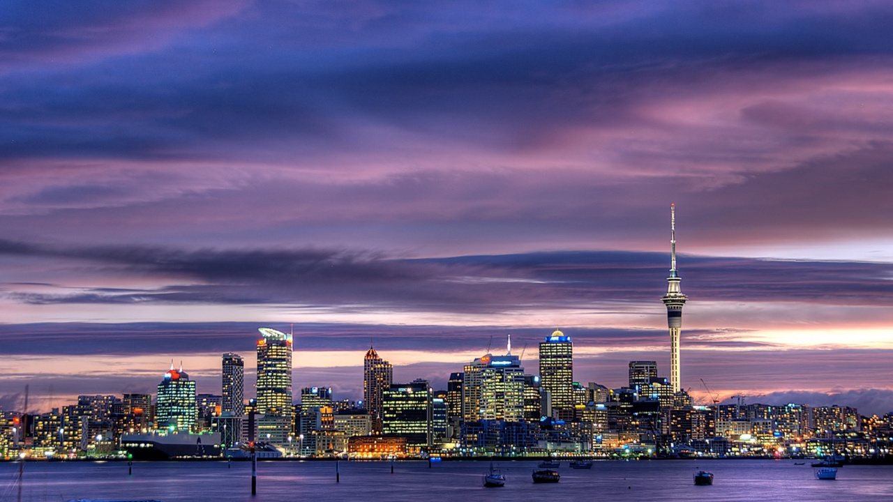 Horizon de la Ville Sous un Ciel Nuageux Pendant la Nuit. Wallpaper in 1280x720 Resolution