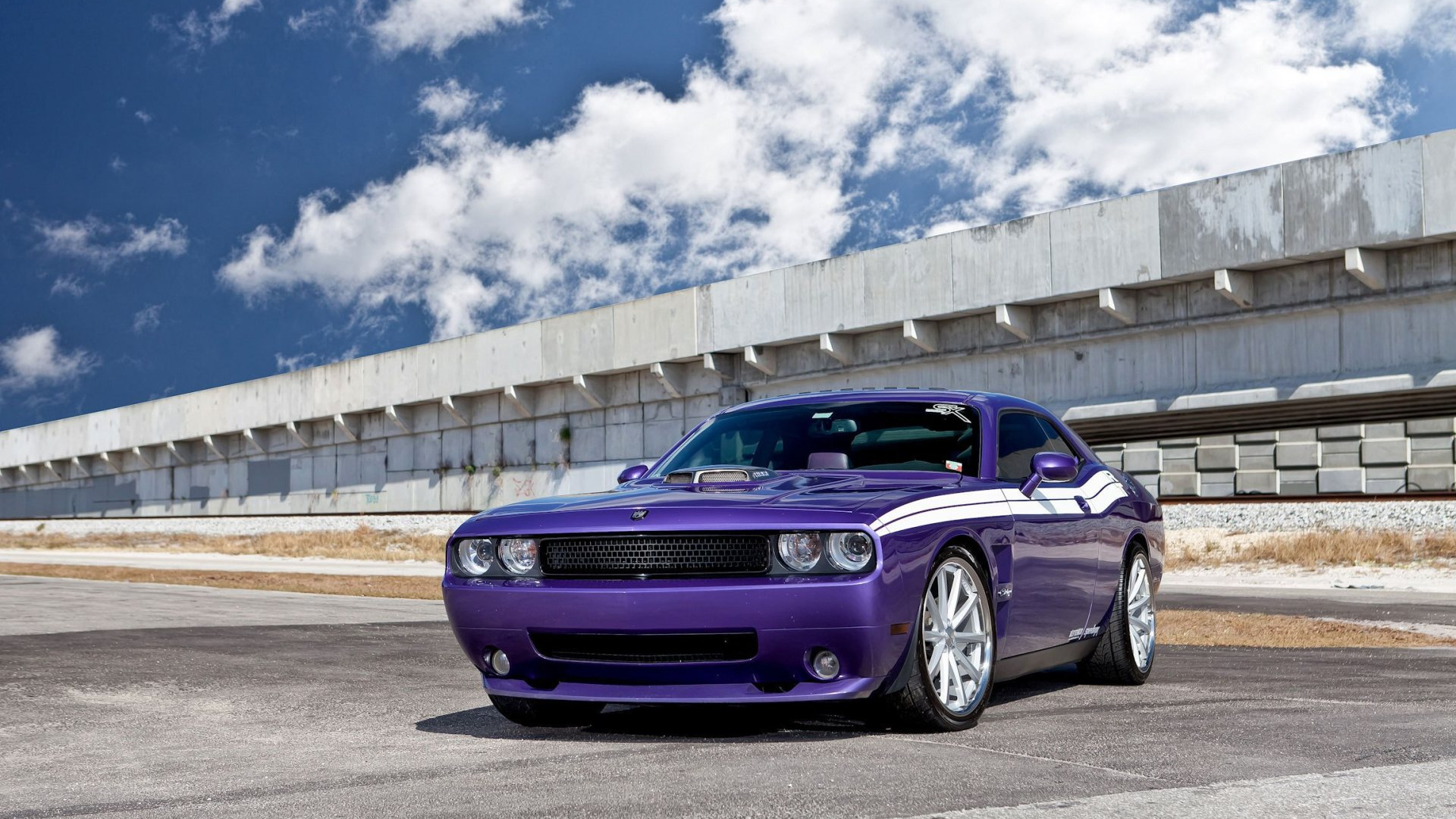 Chevrolet Camaro Violet Sur Route Pendant la Journée. Wallpaper in 1920x1080 Resolution
