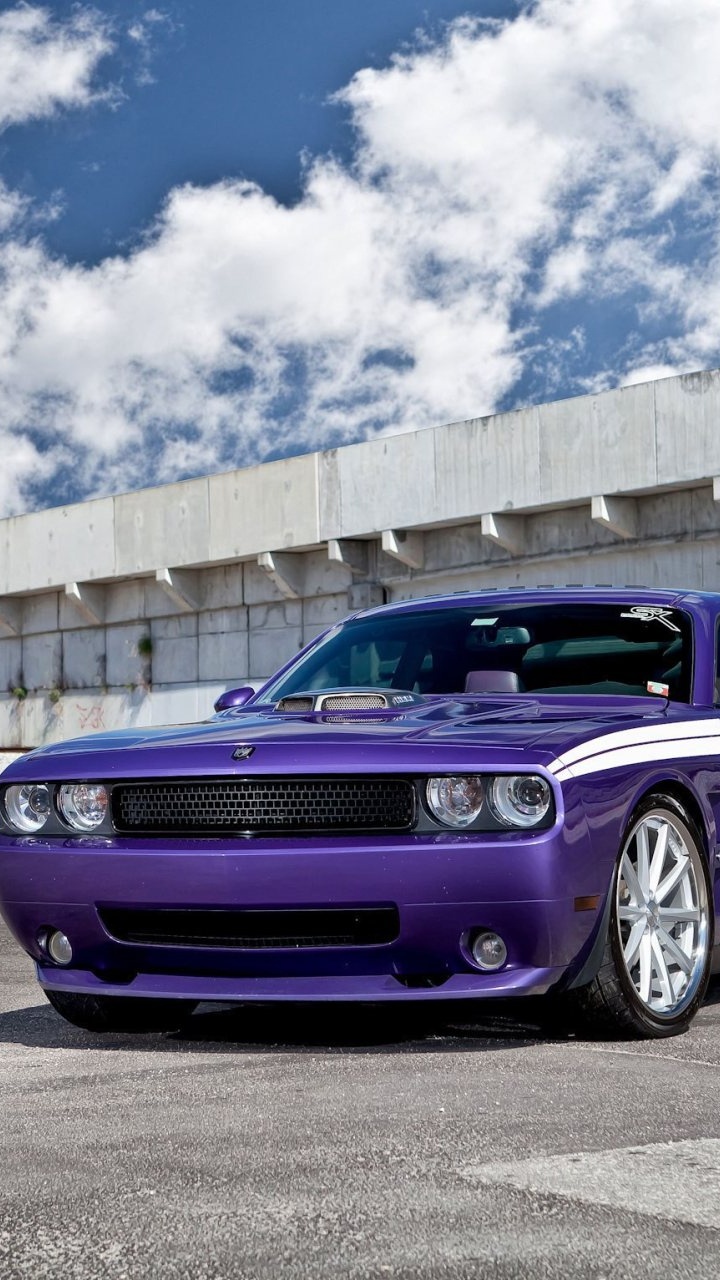 Lila Chevrolet Camaro Tagsüber Unterwegs. Wallpaper in 720x1280 Resolution