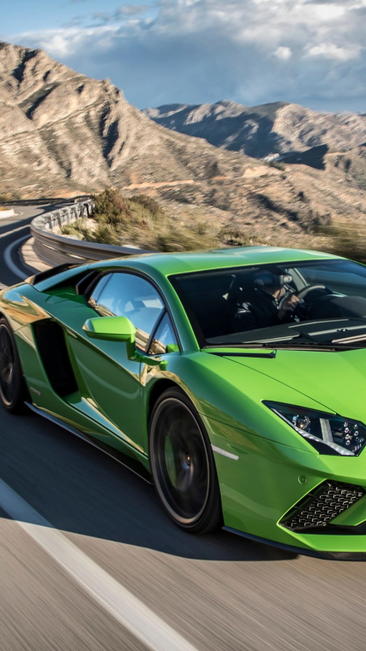 Porsche 911 Verde en la Carretera Durante el Día. Wallpaper in 750x1334 Resolution