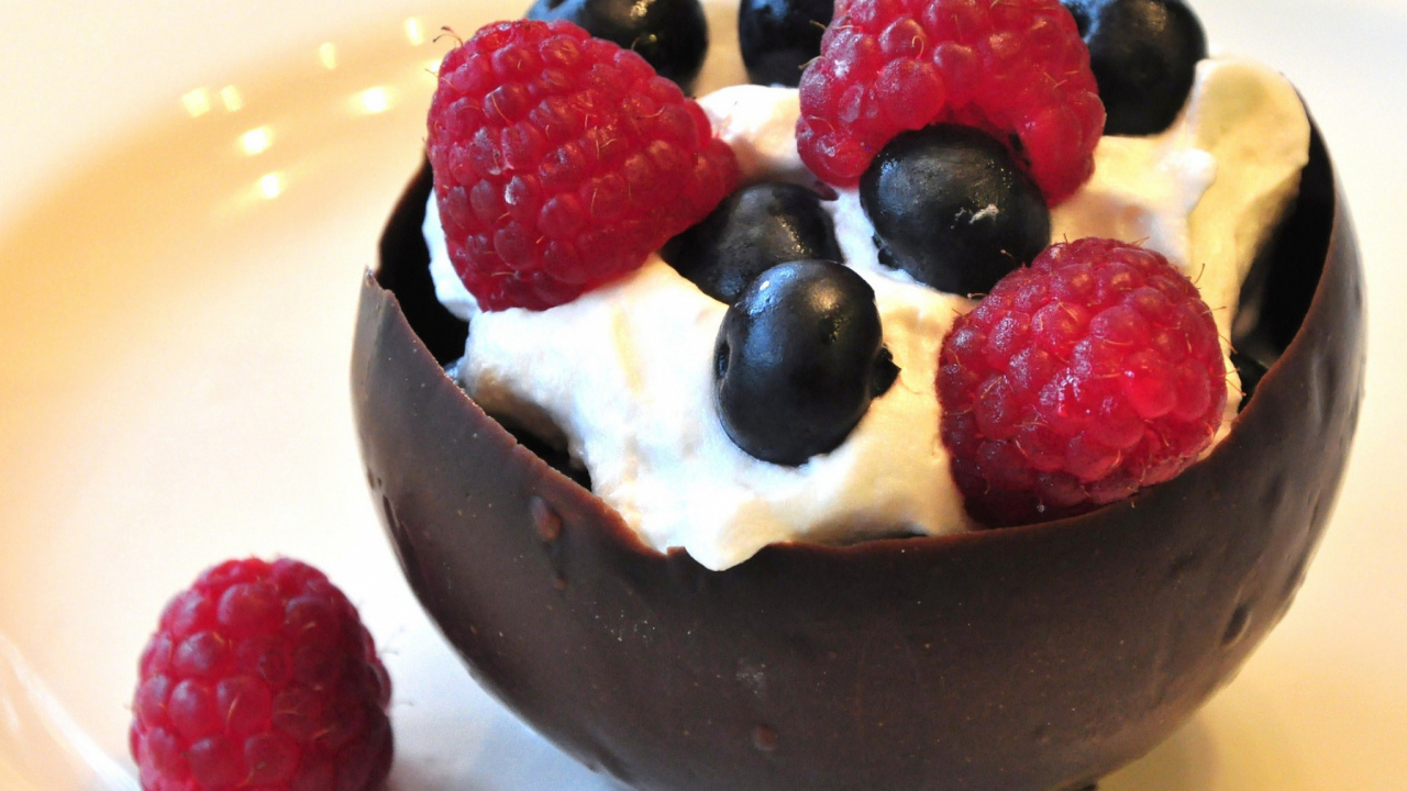 Ice Cream With Raspberry and Blueberry on White Ceramic Bowl. Wallpaper in 1280x720 Resolution