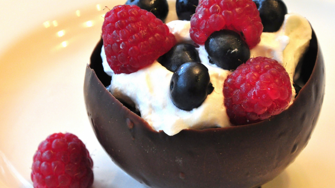 Ice Cream With Raspberry and Blueberry on White Ceramic Bowl. Wallpaper in 1366x768 Resolution