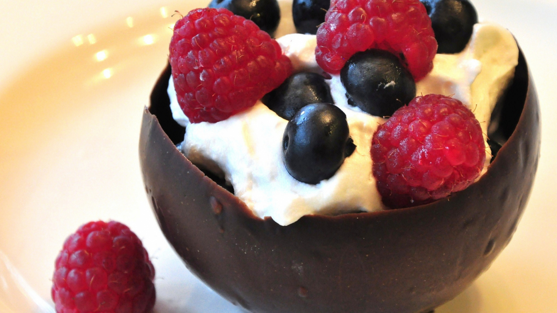 Ice Cream With Raspberry and Blueberry on White Ceramic Bowl. Wallpaper in 1920x1080 Resolution