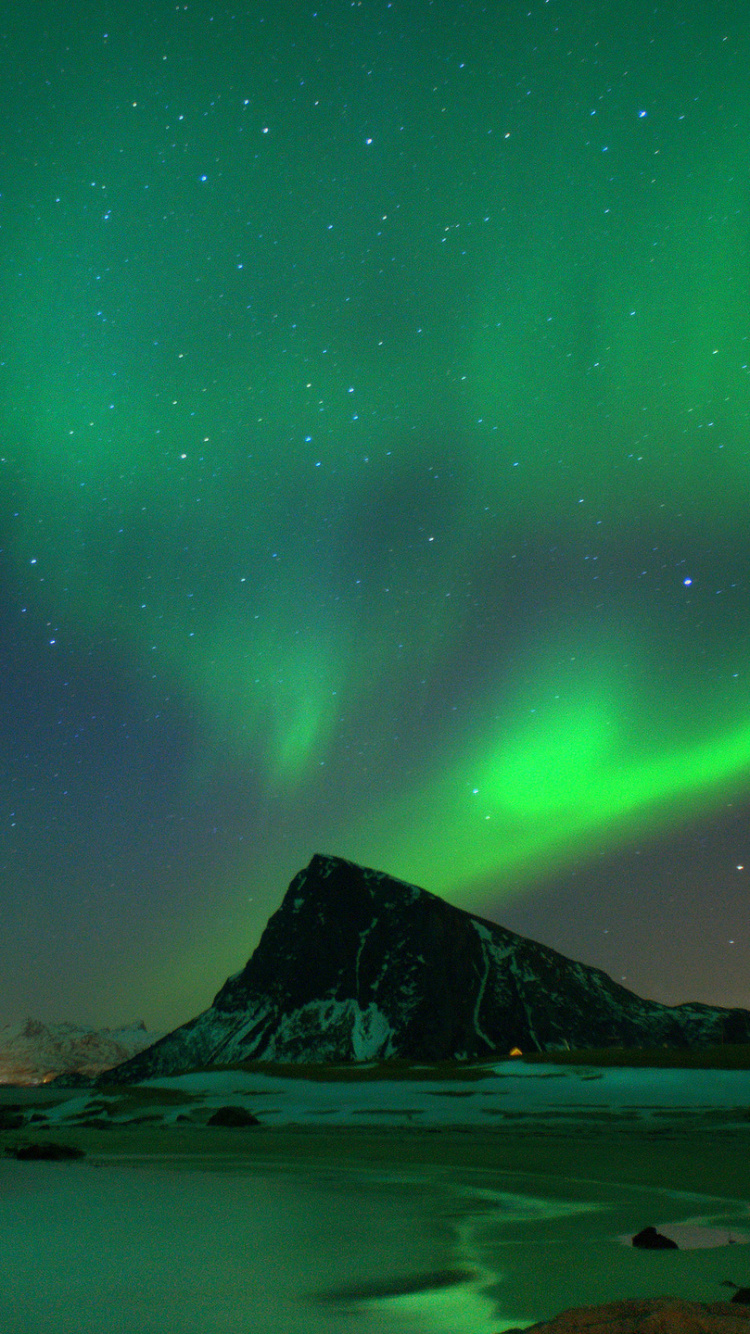 Luces de la Aurora Verde Sobre el Mar. Wallpaper in 750x1334 Resolution