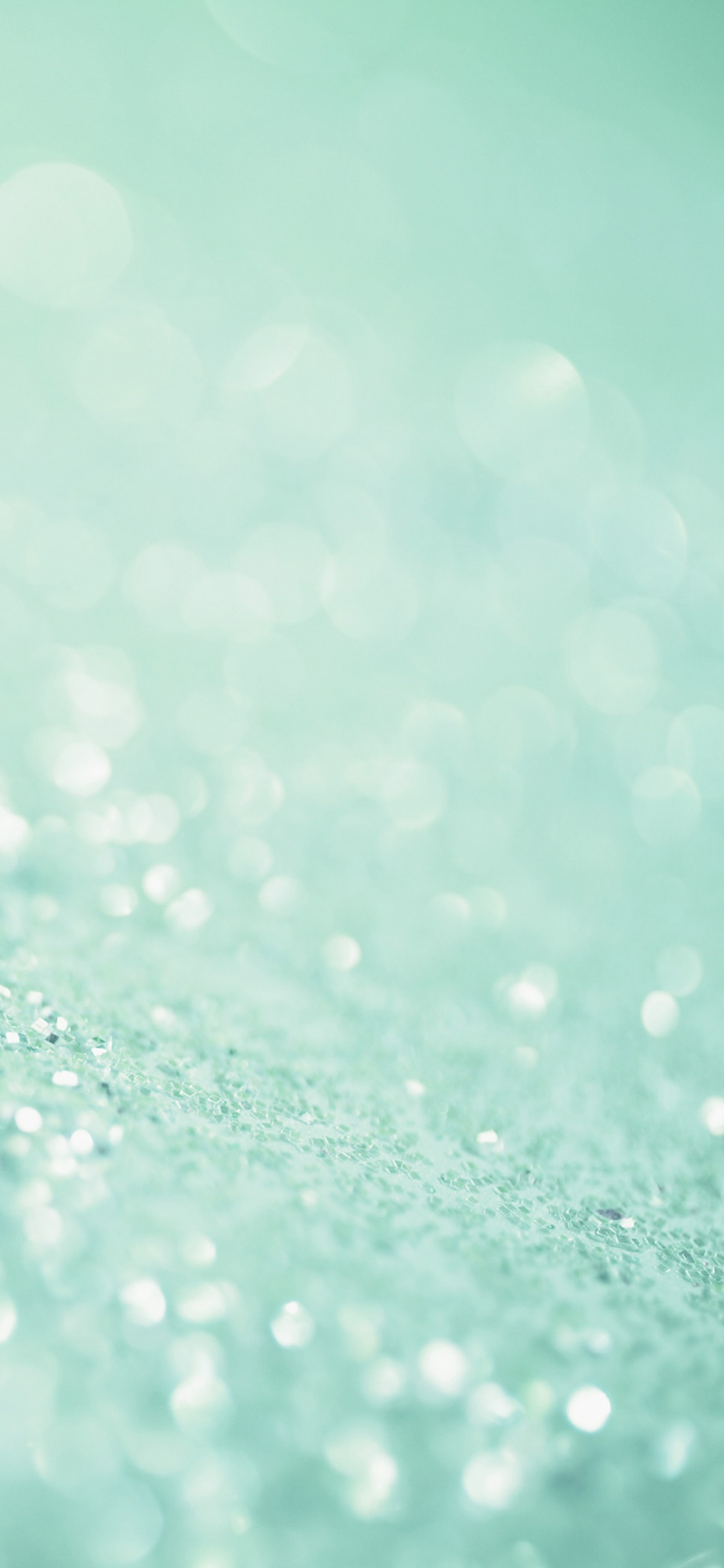 Gotas de Agua Sobre la Superficie Verde. Wallpaper in 1242x2688 Resolution