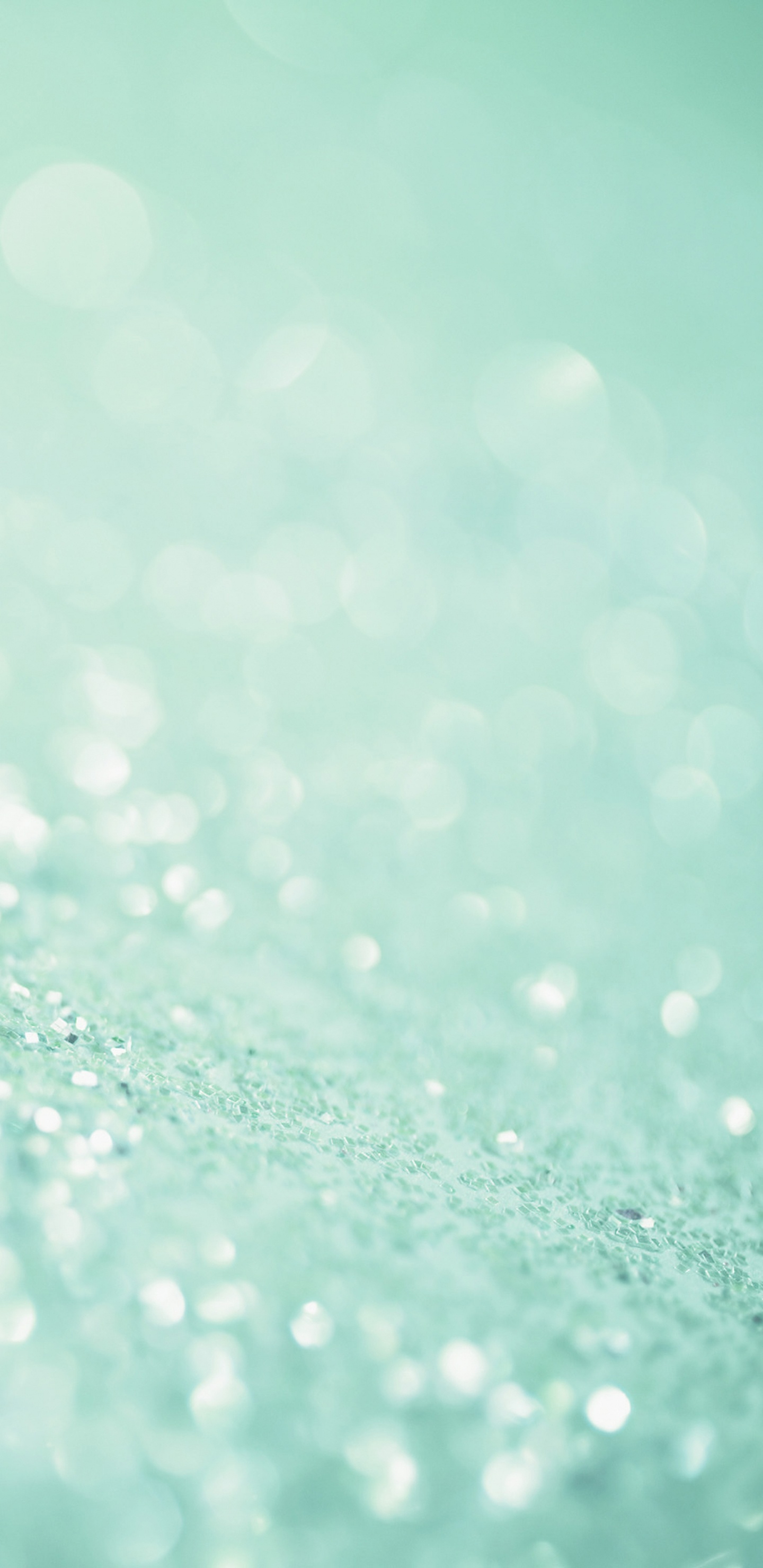 Gotas de Agua Sobre la Superficie Verde. Wallpaper in 1440x2960 Resolution