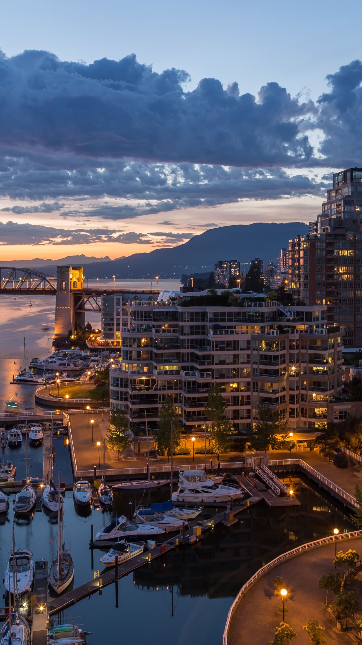 Vista Aérea de Los Edificios de la Ciudad Durante la Noche.. Wallpaper in 1440x2560 Resolution