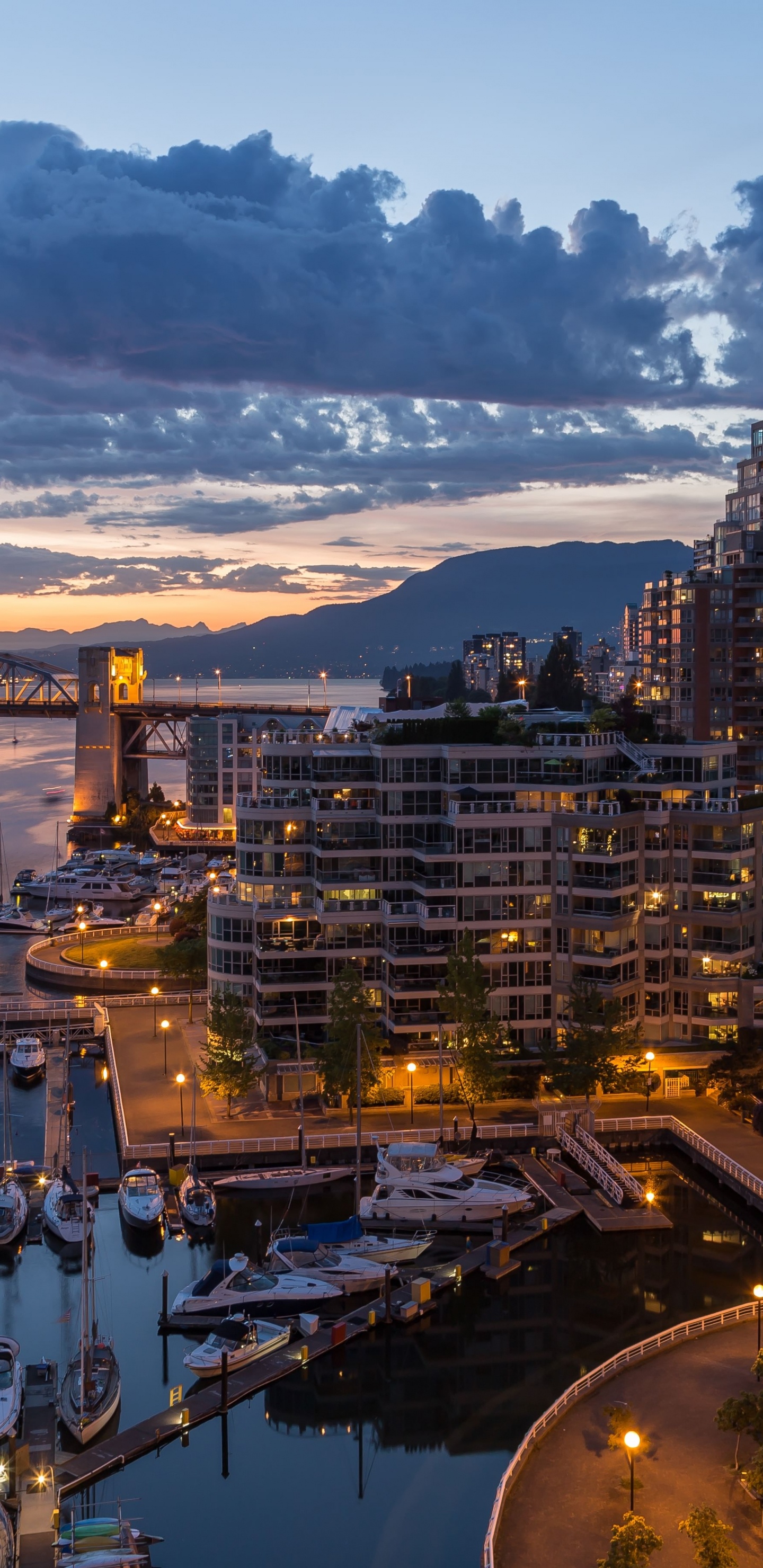 Vista Aérea de Los Edificios de la Ciudad Durante la Noche.. Wallpaper in 1440x2960 Resolution
