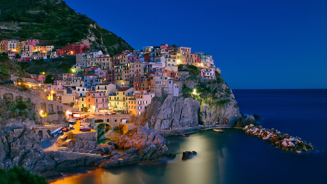 Bâtiments en Béton Blanc et Marron Près D'un Plan D'eau Pendant la Journée. Wallpaper in 1280x720 Resolution