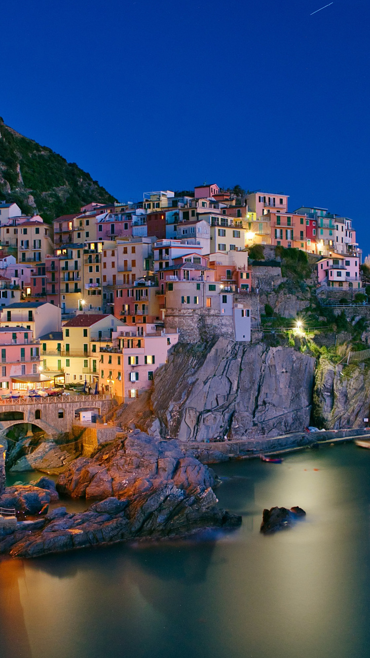 Weiße Und Braune Betongebäude in Der Nähe Von Gewässern Tagsüber. Wallpaper in 750x1334 Resolution