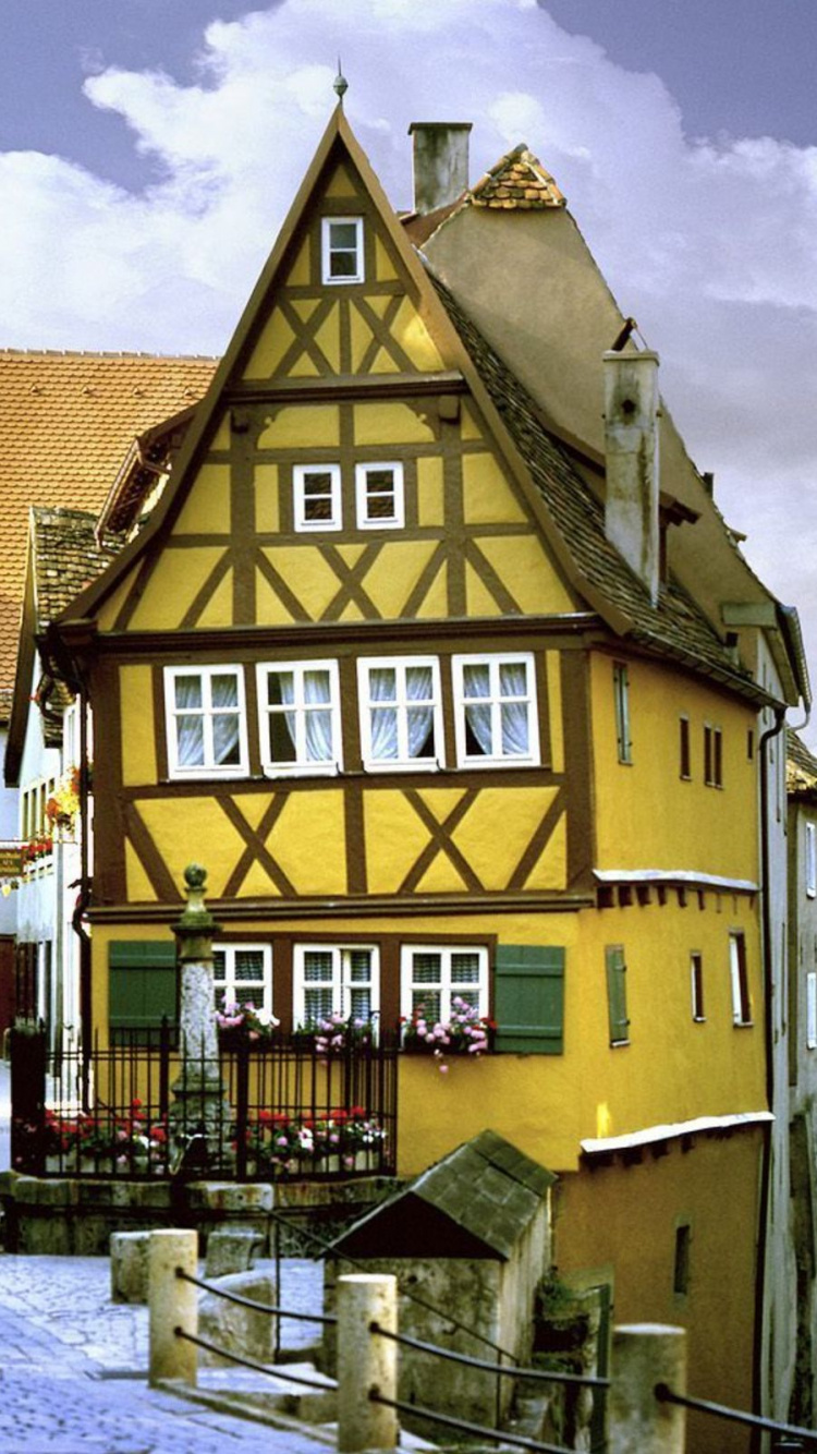 Bâtiment en Béton Brun et Jaune Sous Ciel Bleu Pendant la Journée. Wallpaper in 750x1334 Resolution
