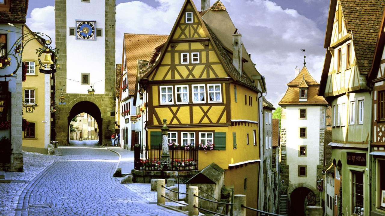 Braunes Und Gelbes Betongebäude Unter Blauem Himmel Tagsüber. Wallpaper in 1280x720 Resolution