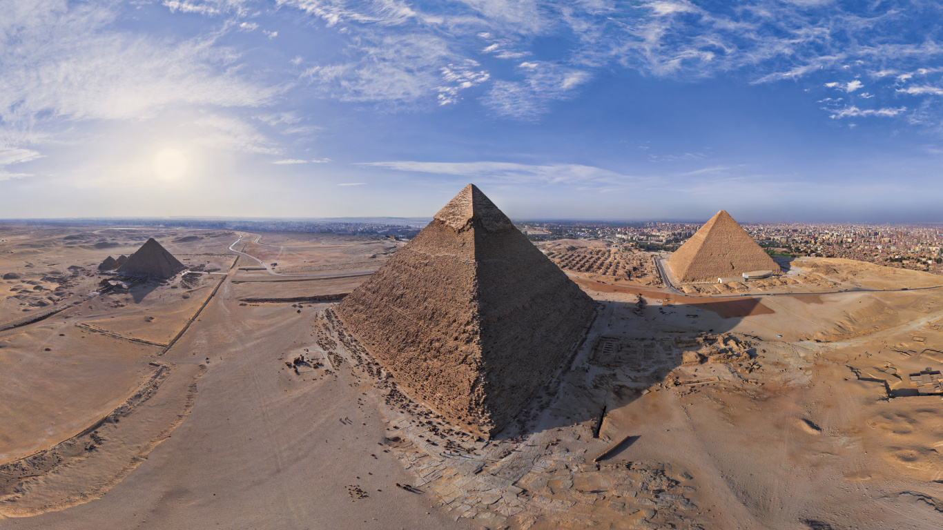 Pyramide Auf Braunem Sand Unter Blauem Himmel Tagsüber. Wallpaper in 1366x768 Resolution