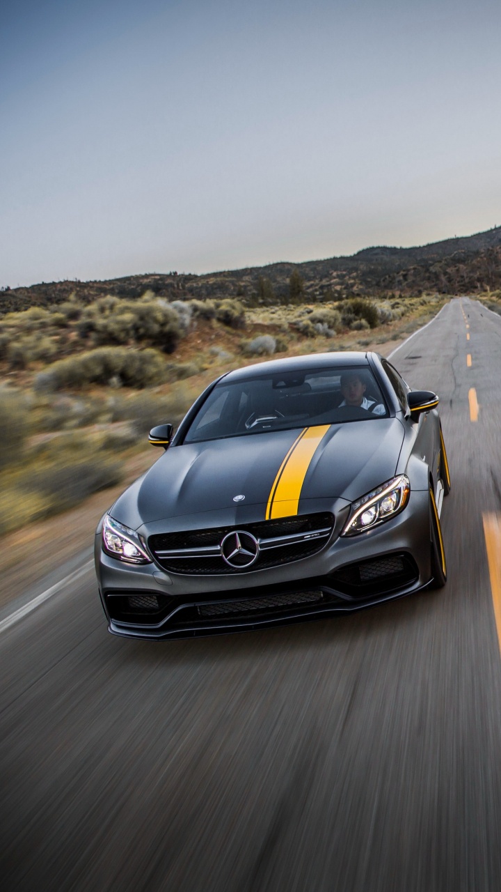 Gelber Bmw m 3 Tagsüber Unterwegs. Wallpaper in 720x1280 Resolution