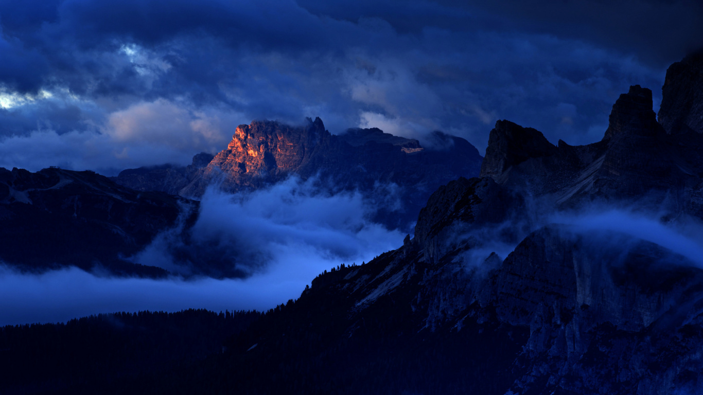Montagnes Brunes et Noires Sous Des Nuages Gris. Wallpaper in 1366x768 Resolution