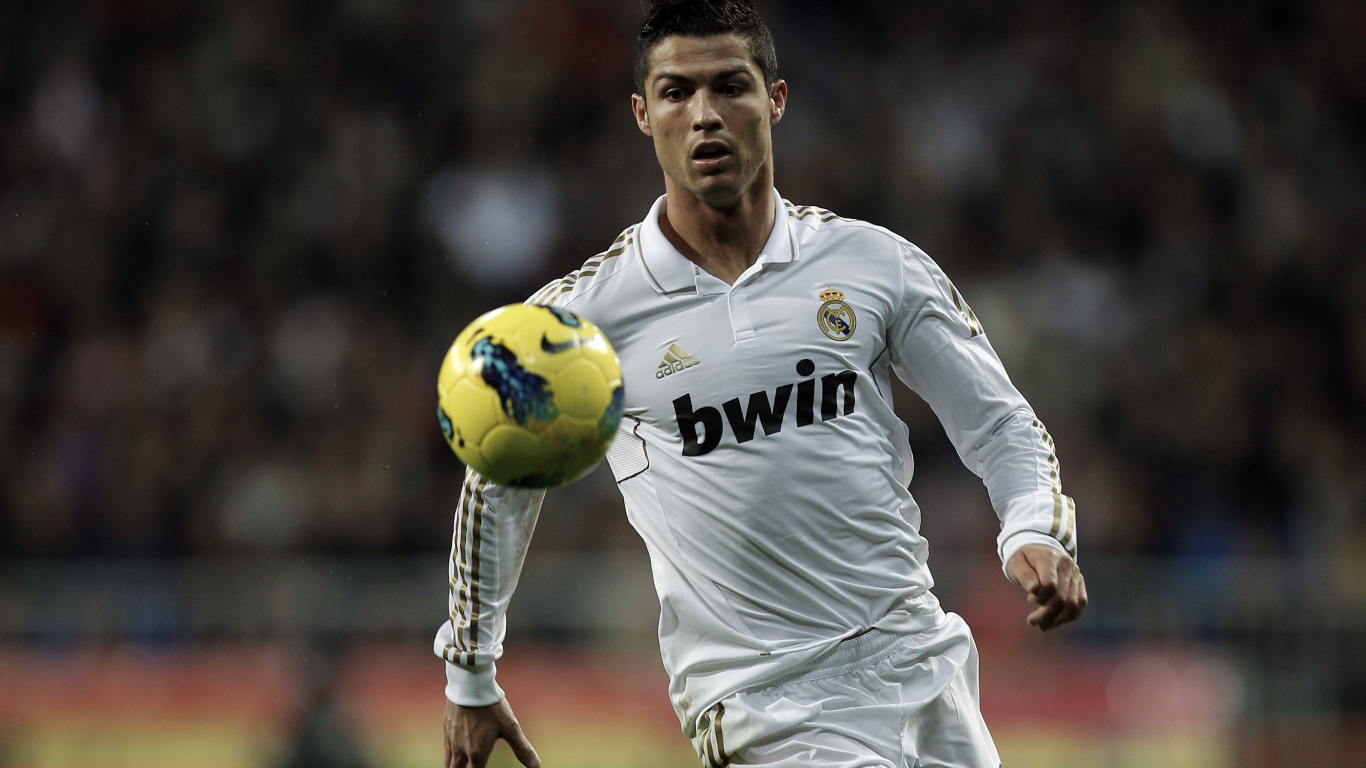 Hombre en Blanco y Negro Camiseta de Fútbol Nike Sosteniendo un Balón de Fútbol Amarillo y Negro. Wallpaper in 1366x768 Resolution