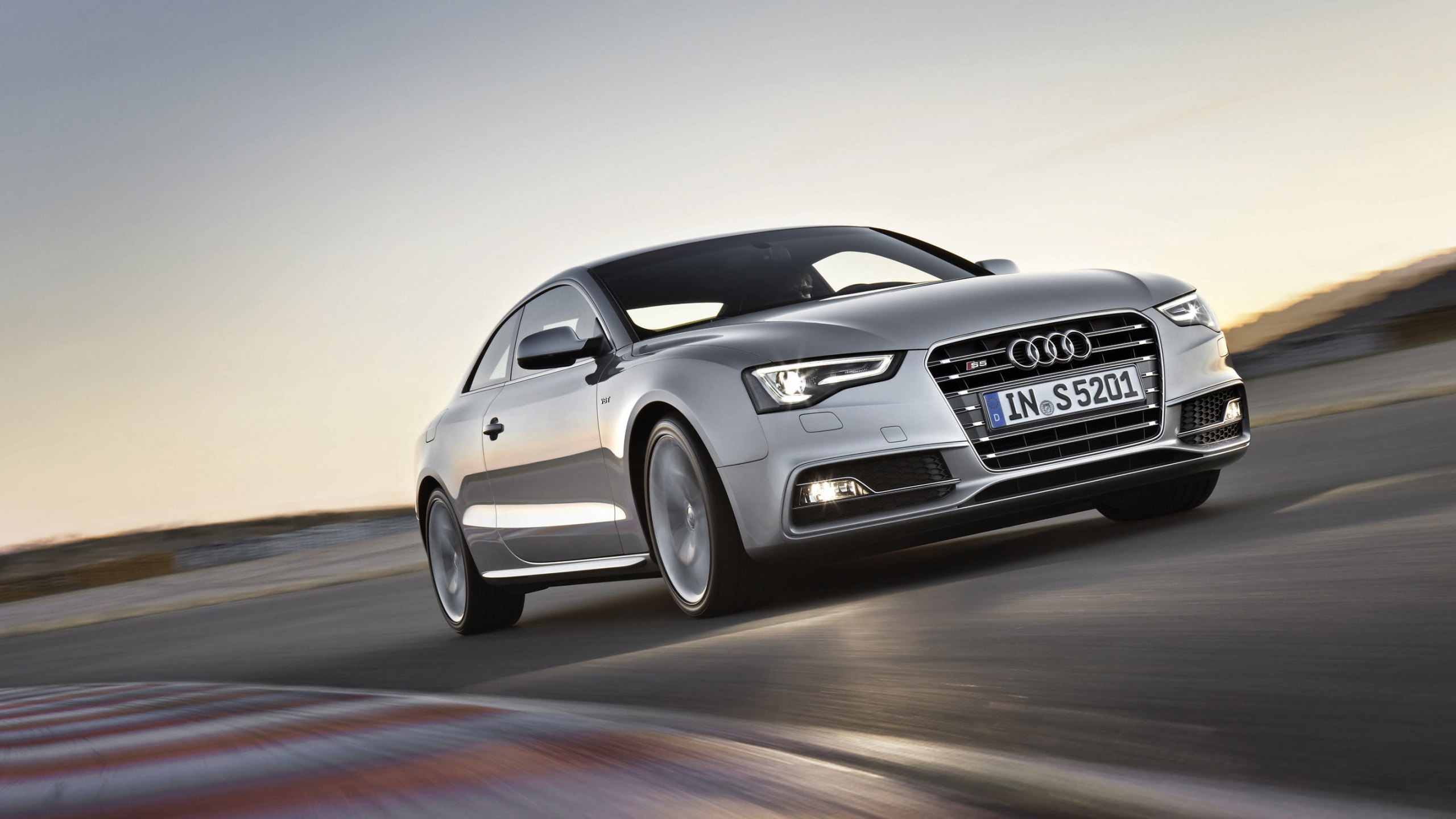 Weißes Mercedes Benz Coupé Unterwegs. Wallpaper in 2560x1440 Resolution