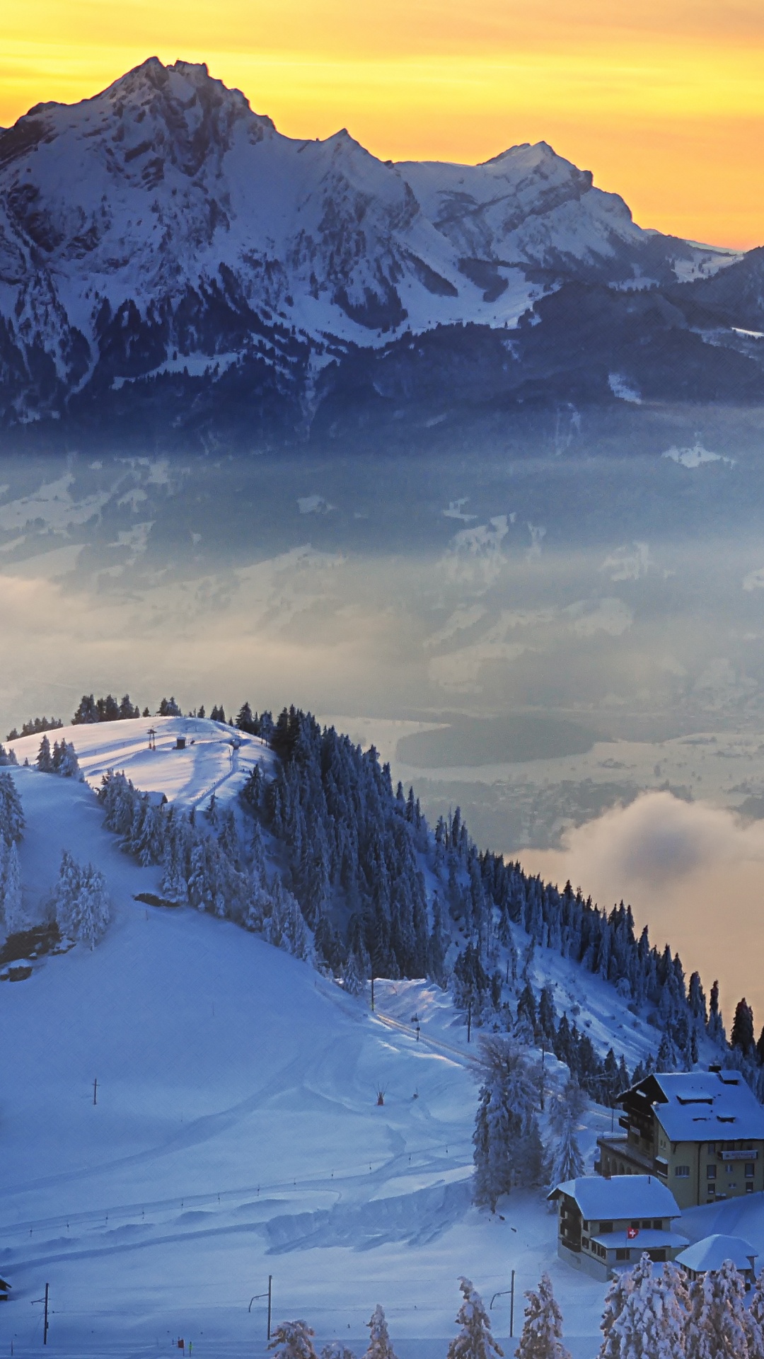 Schneebedeckter Berg Unter Bewölktem Himmel Tagsüber. Wallpaper in 1080x1920 Resolution