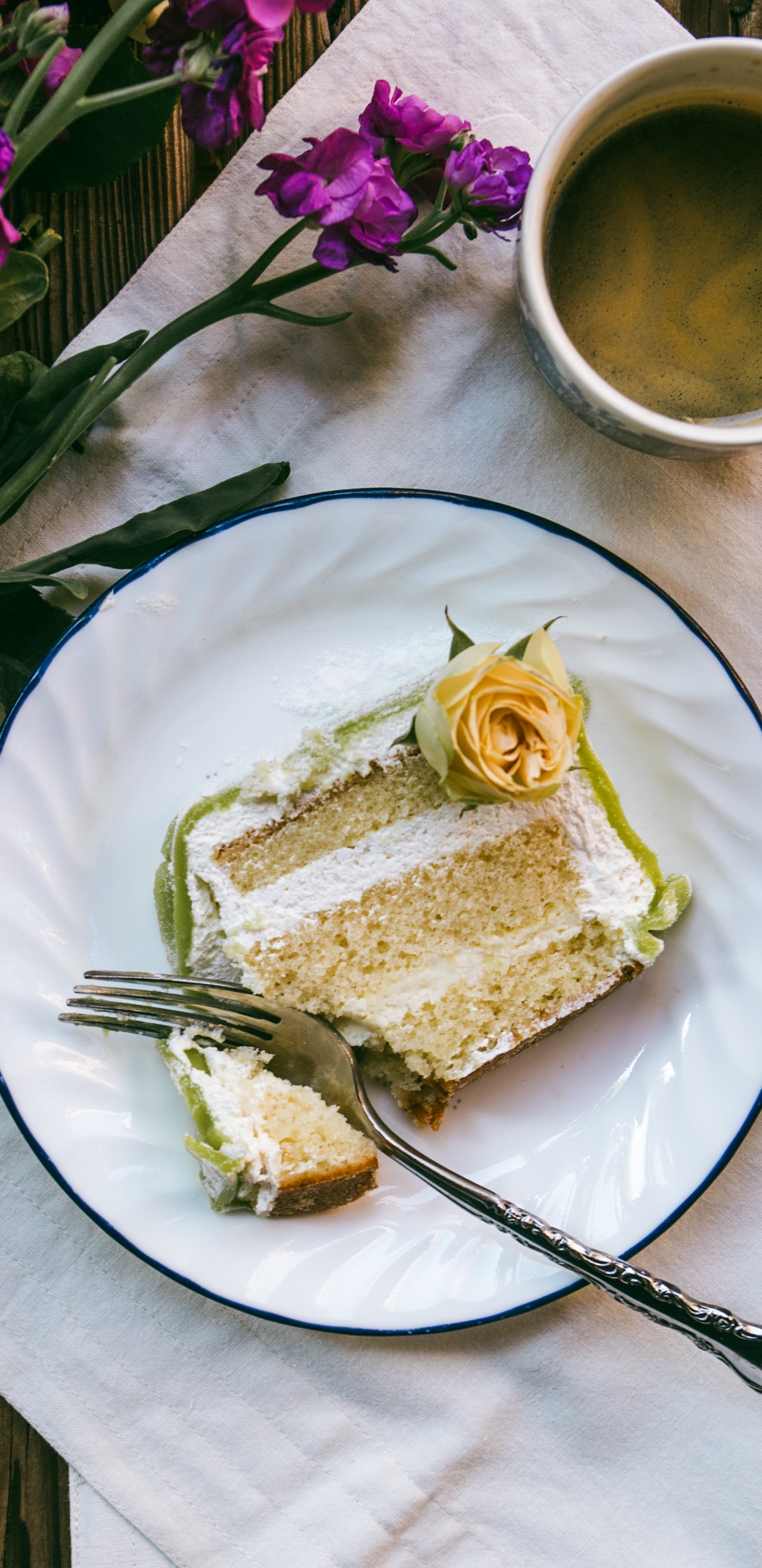 Gâteau en Tranches Sur Une Plaque en Céramique Blanche à Côté D'une Fourchette en Argent. Wallpaper in 1440x2960 Resolution