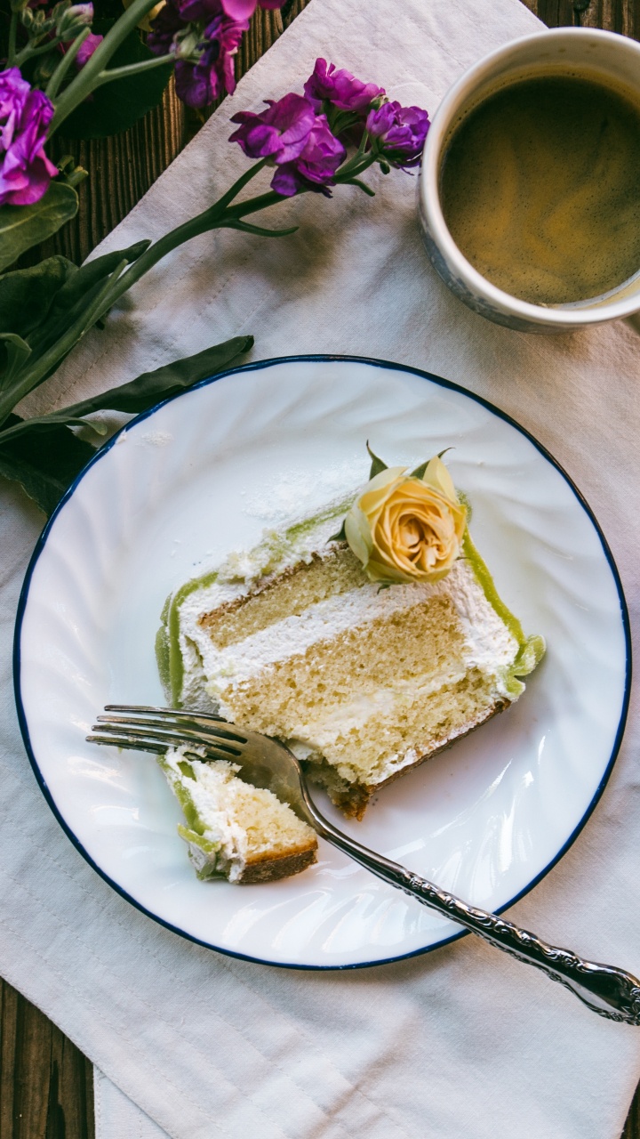 Gâteau en Tranches Sur Une Plaque en Céramique Blanche à Côté D'une Fourchette en Argent. Wallpaper in 720x1280 Resolution